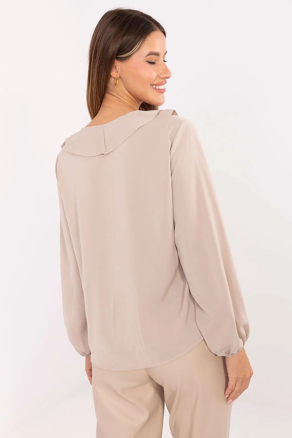 chemisier femme volants jabot manches bouffantes col V beige sable fluide léger coupe ample chic bureau soirée enfilage facile durable