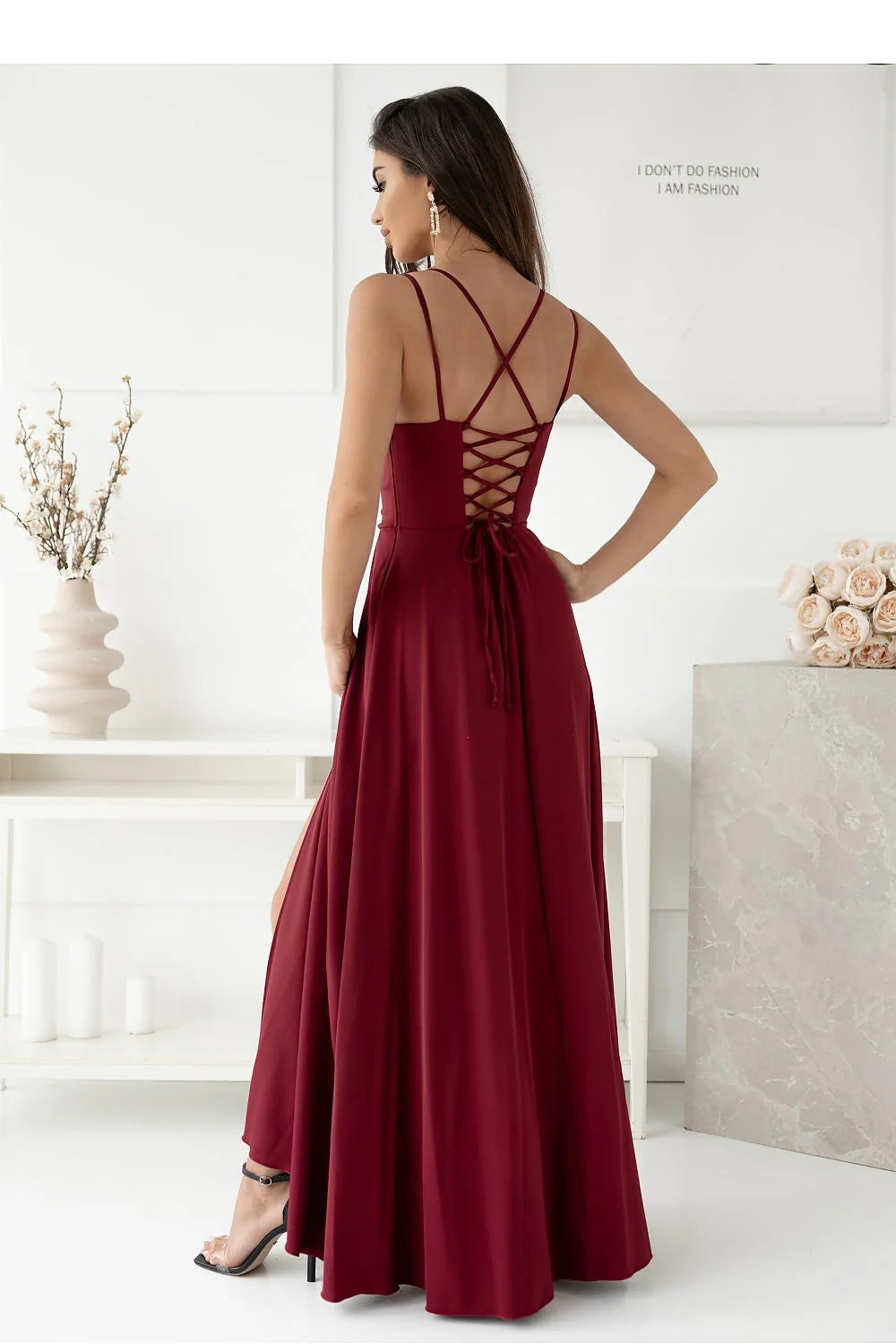Robe longue élégante pour femmes en tissu fluide couleur bordeaux fente latérale dos nu style moderne soirée événement