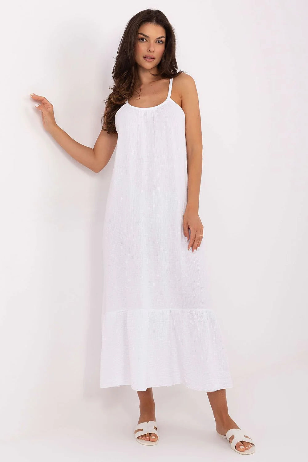 Robe d'été longue pour femme en tissu léger blanc, style élégant et décontracté, encolure profonde, bretelles fines, coupe ample, ourlet froncé, idéale pour les journées estivales, plage ou occasions décontractées