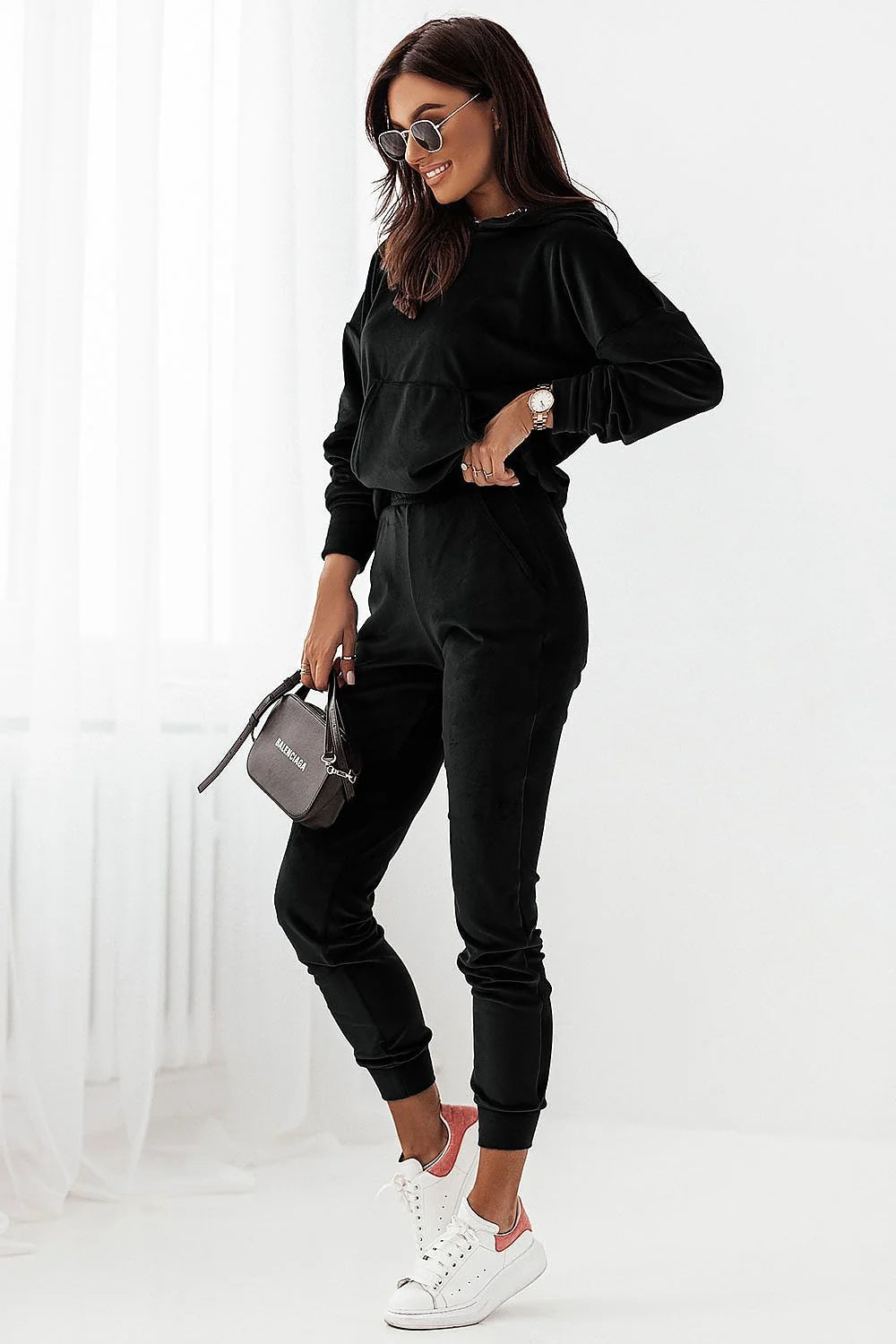 Ensemble sportif en velours noir pour femme chic minimaliste confort ville détente allure élégante