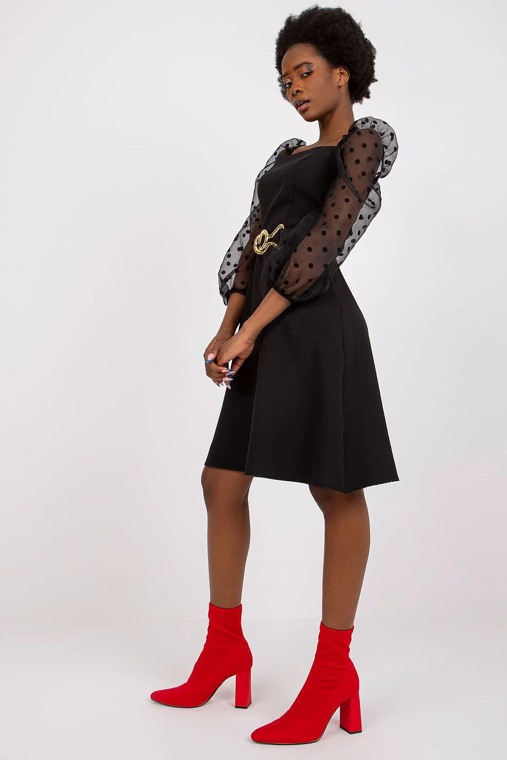 robe soirée noire courte trapèze encolure carrée manches bouffantes tulle plumetis pois taille soulignée ceinture boucle dorée structurée tissu