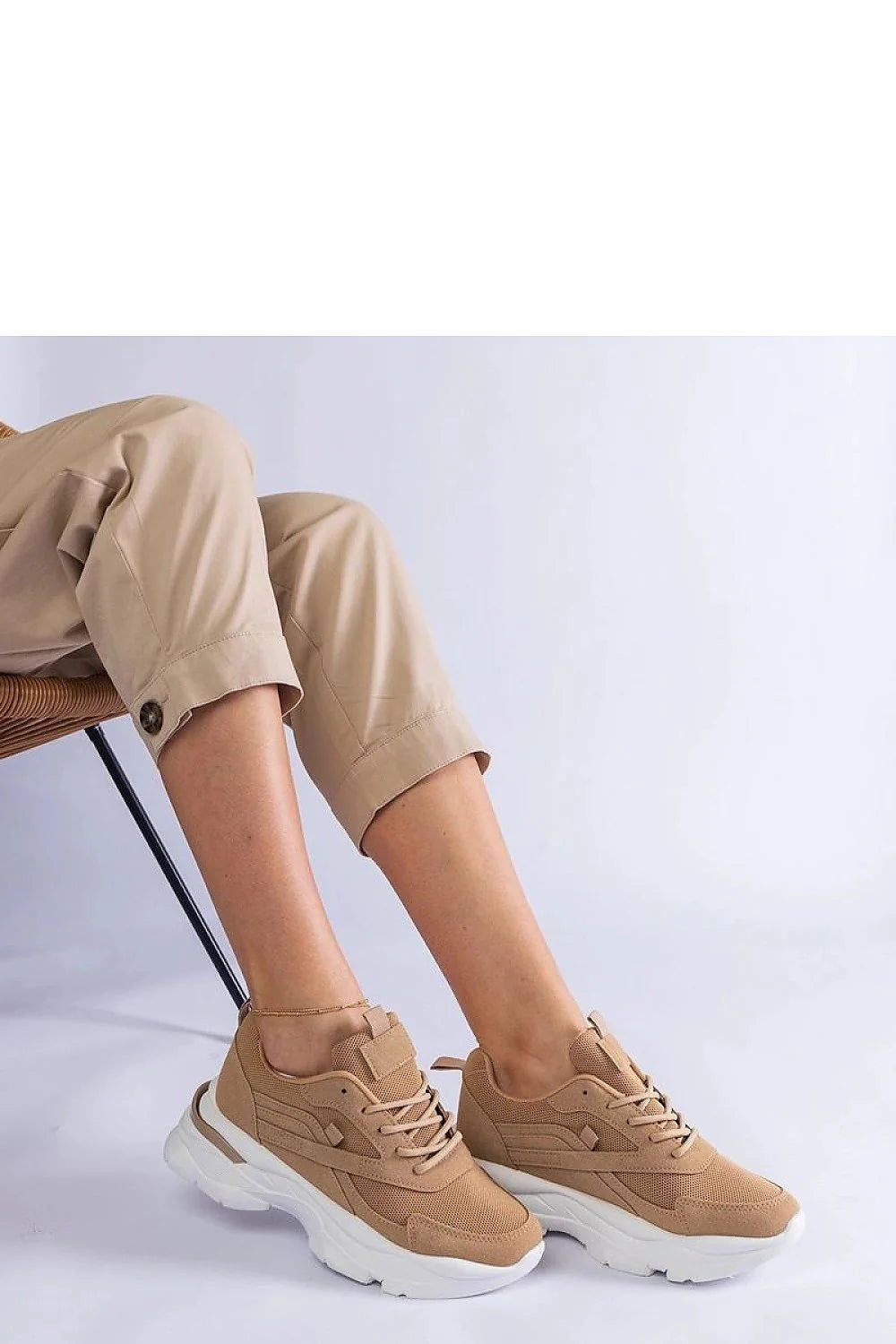 Baskets féminines modernes style chunky semelle épaisse cuir synthétique beige clair lacets assortis confortable pour femmes occasion quotidienne