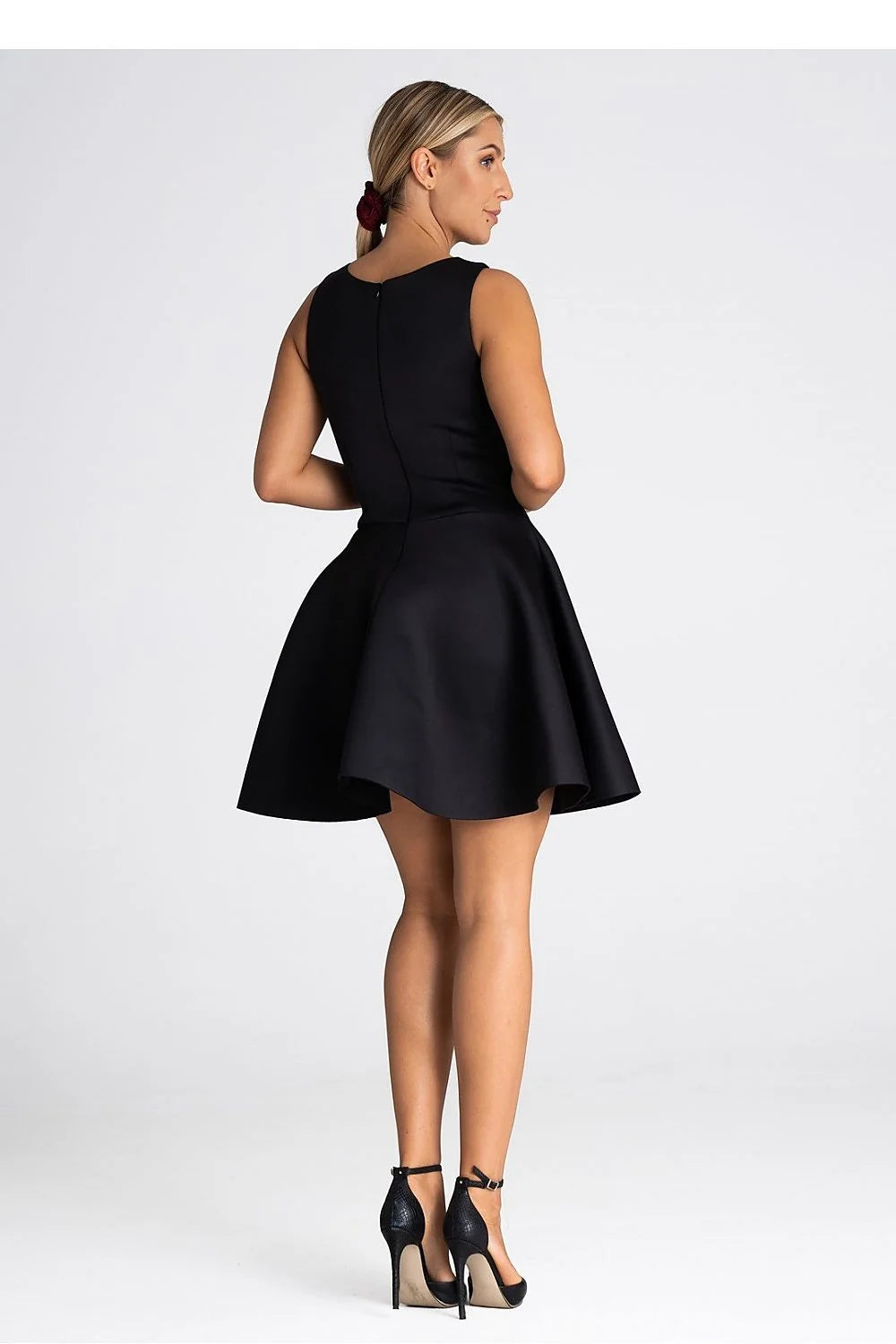 Robe de cocktail élégante noire tissu extensible silhouette flatteuse sans manches taille ajustable occasion formelle femme
