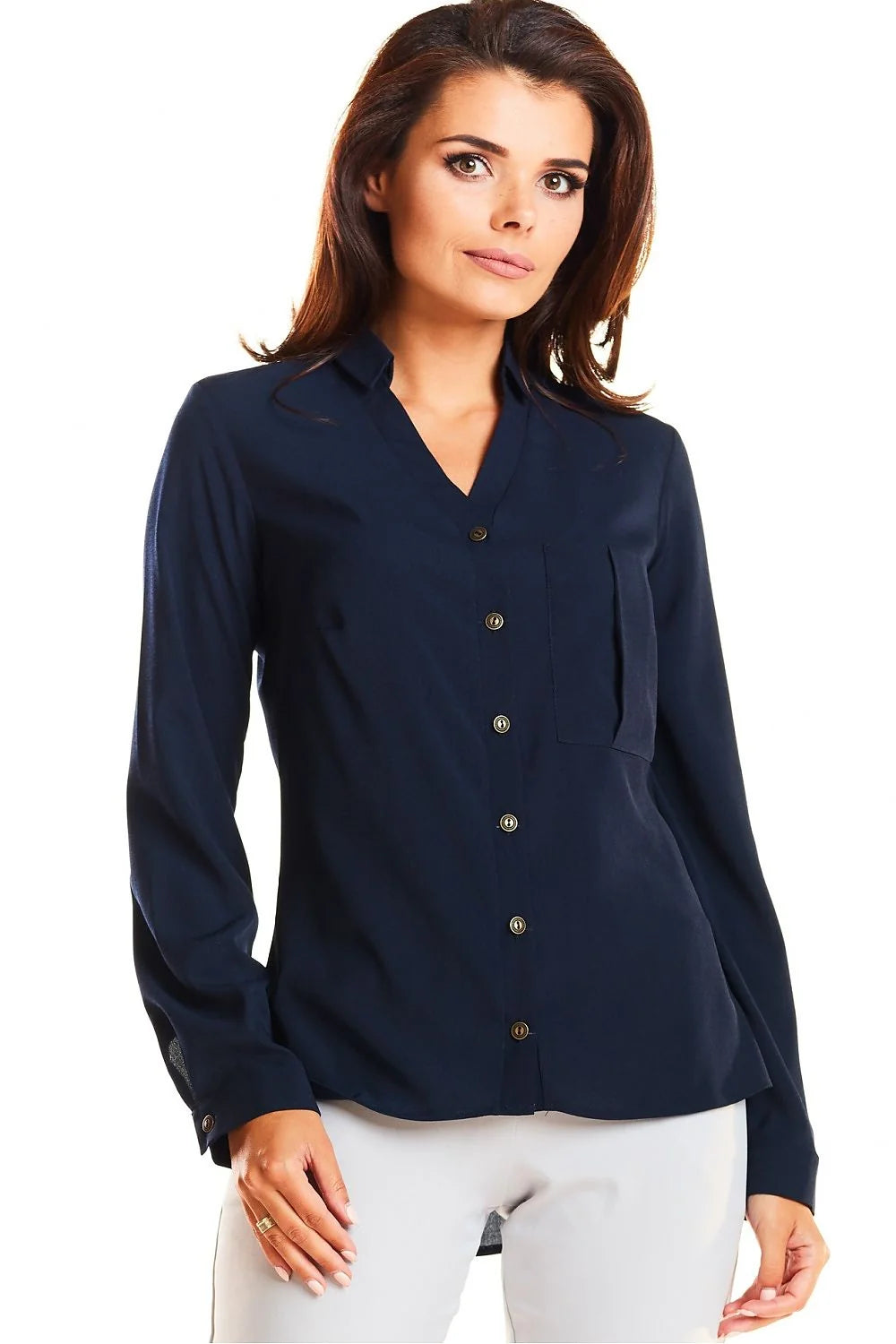 chemise satinée bleu cobalt semiajustée manches longues colV tailleur boutonnage central poche poitrine plissée tissu fluide léger élasthanne professionnel chic