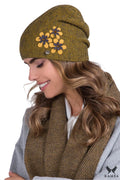 bonnet slouchy maille tissée tweed moutarde kaki chevrons fleurs appliqués strass écharpe longue large épaisse chic confortable chaud