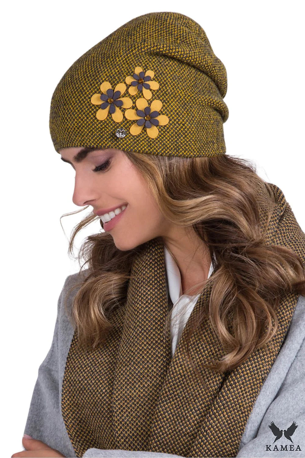 bonnet slouchy maille tissée tweed moutarde kaki chevrons fleurs appliqués strass écharpe longue large épaisse chic confortable chaud