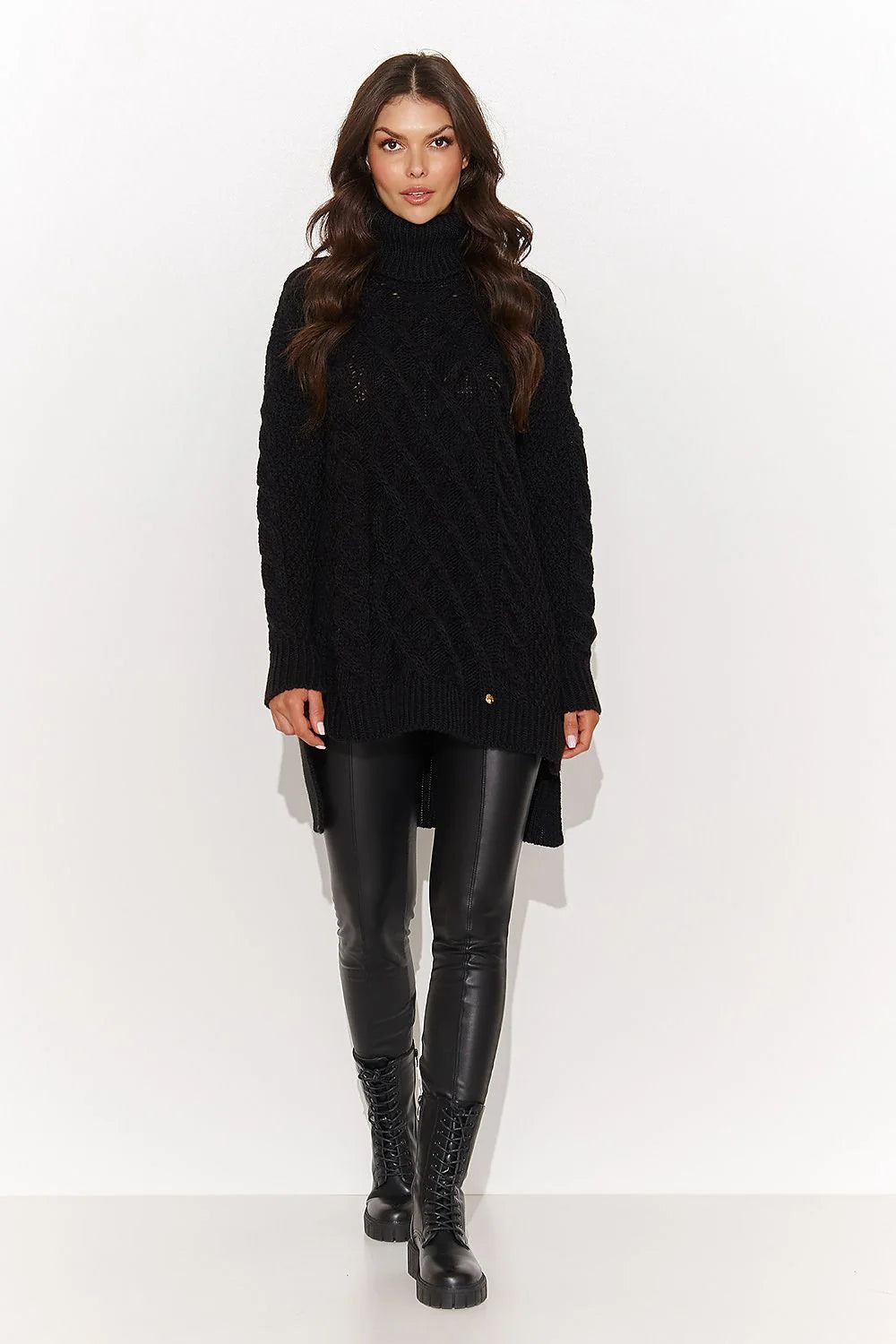 Pull féminin col roulé matériau épais motifs plaids noire manches longues coupe asymétrique fente latérale