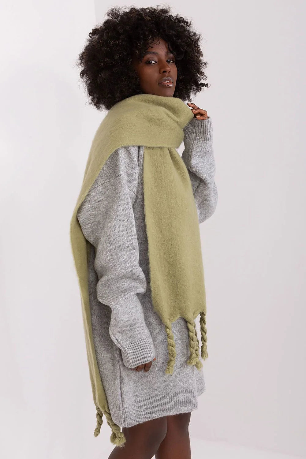 Robe pull femme en laine mélange ample manches longues écharpe tricot verte kaki franges torsadées look casual chic hiver
