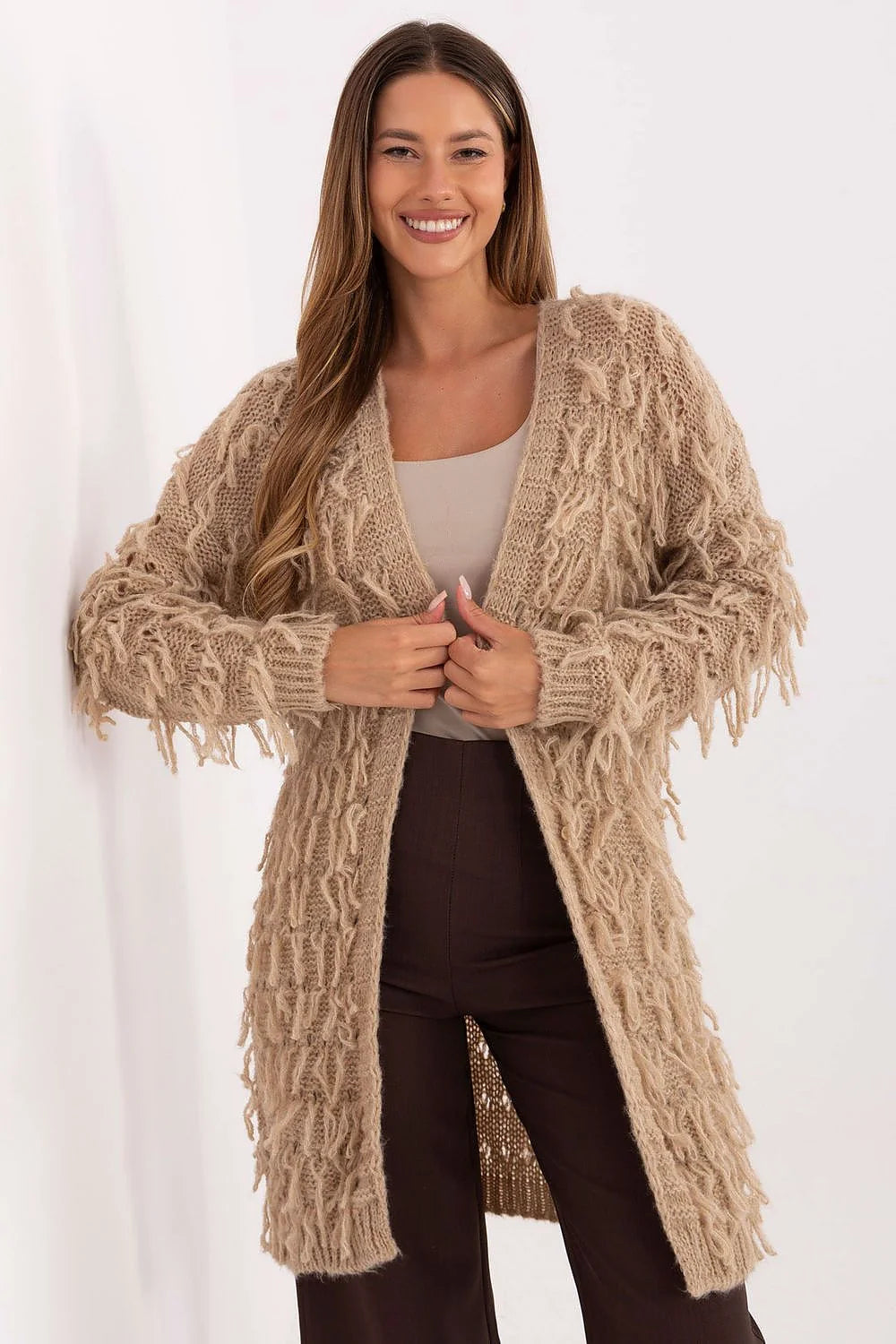 cardigan long femme beige taupe oversize maille épaisse duveteuse col V franges bouclées poignets côtelés base mi cuisse bohème chic