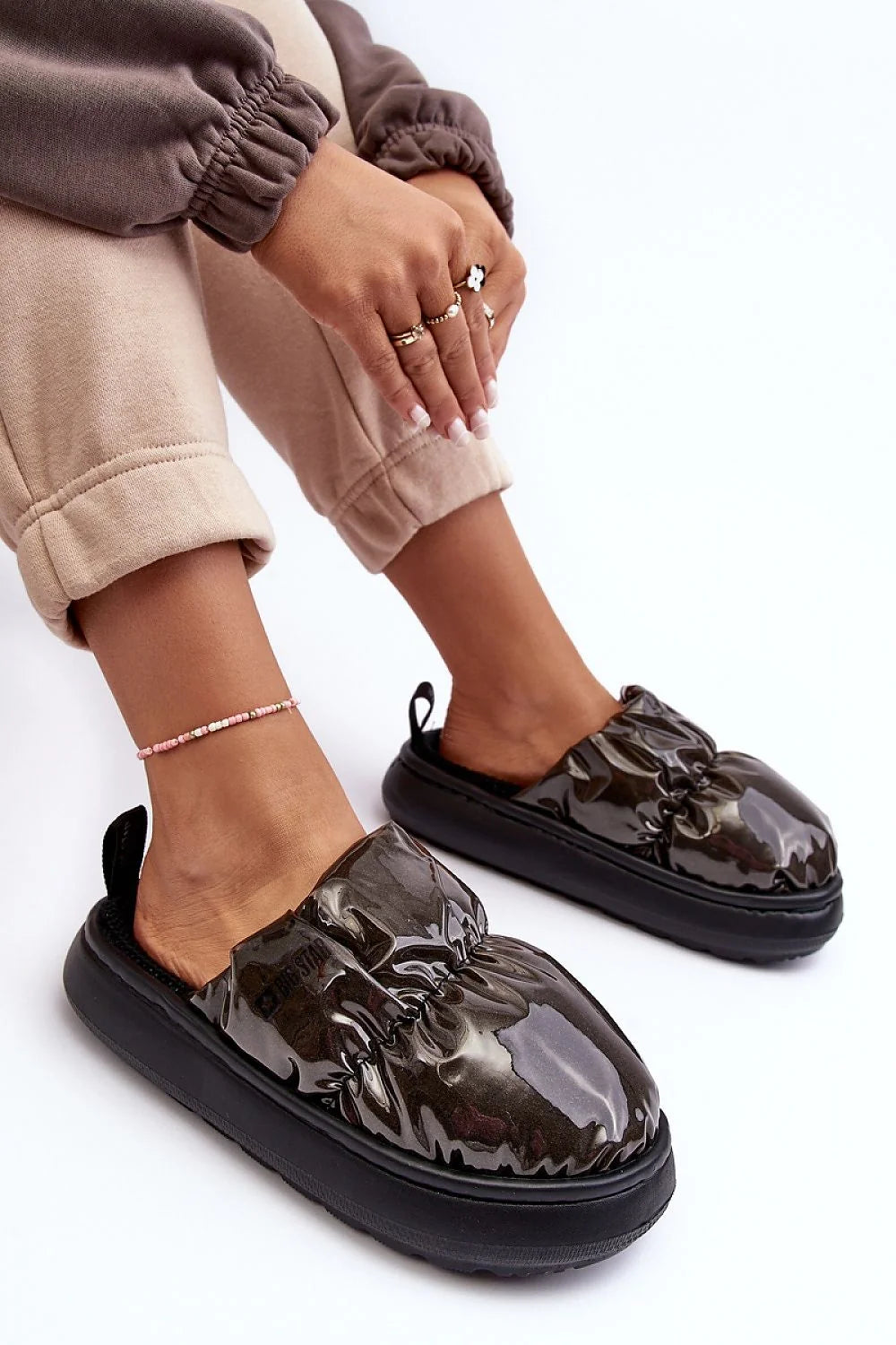 mules femme modernes oversized verni noir effet vinyle semelle plateforme épaisse fourrure intérieure confort ample bout arrondi gousset élastique froncé