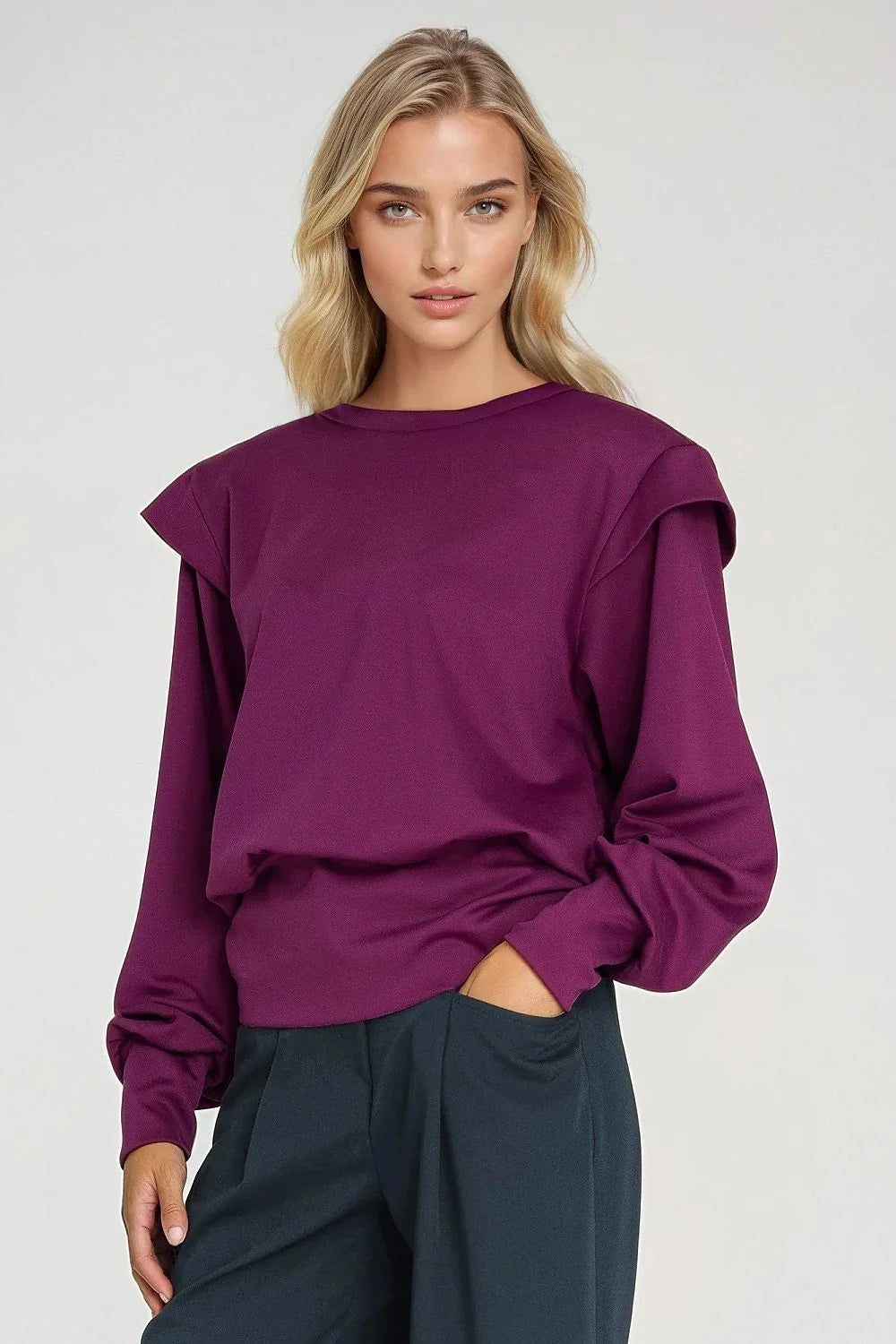 sweatshirt femme oversize col rond manches longues épaules structurées épaulettes poignets larges base droite tissu mat prune polyvalent décontracté chic