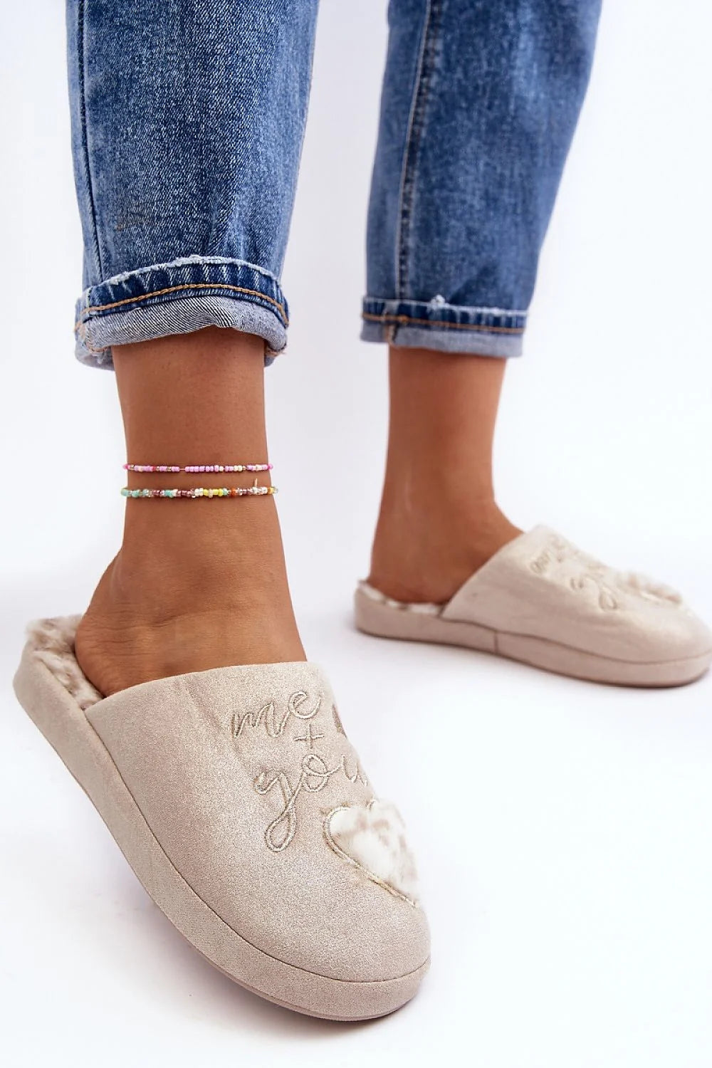 pantoufles mules femmes suédine beige fausse fourrure blanc cassé semelle épaisse rembourrée bout fermé talon ouvert broderie romantique motif coeur