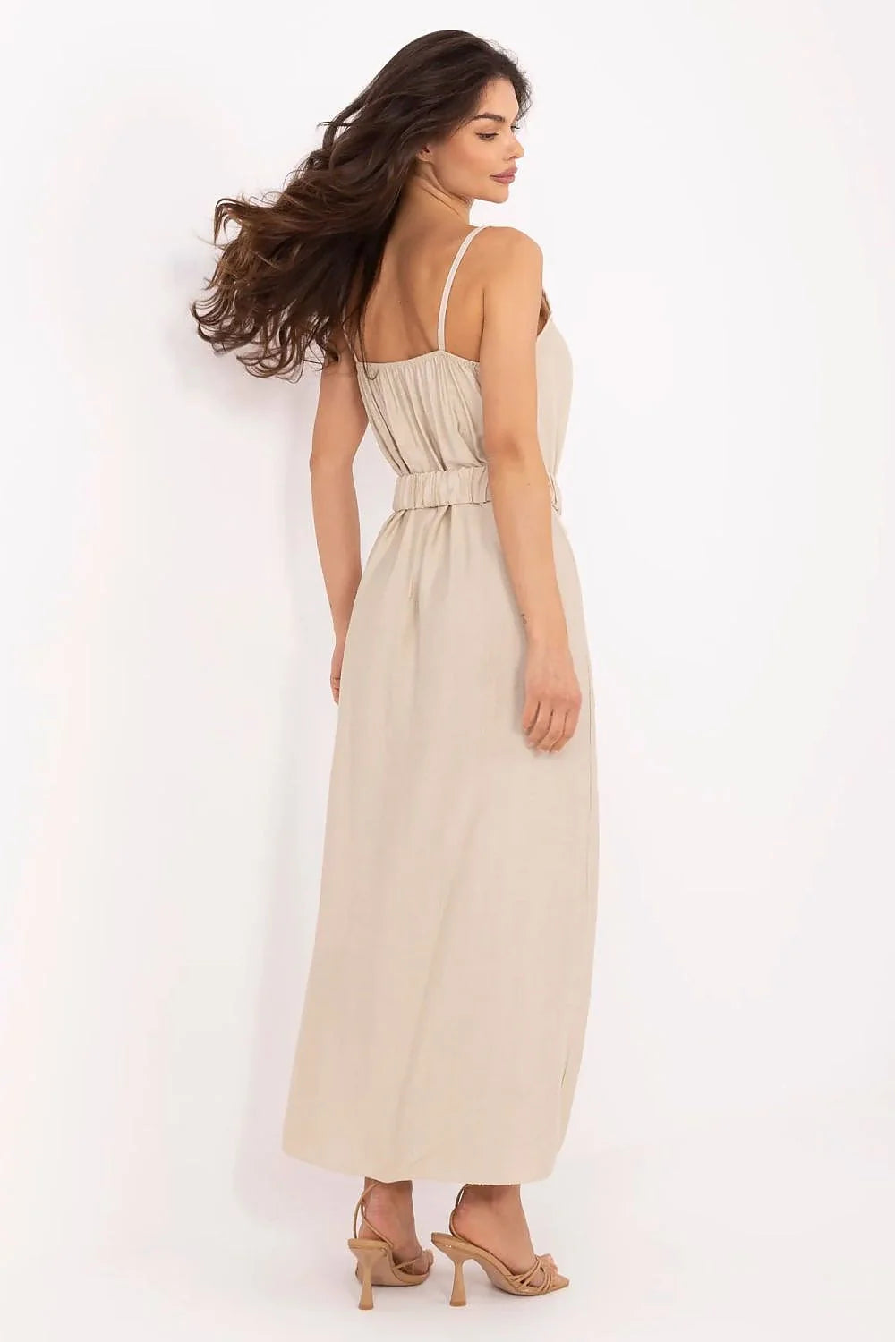 Robe de jour élégante sans manches beige clair coupé ample ceinture dorée femme été
