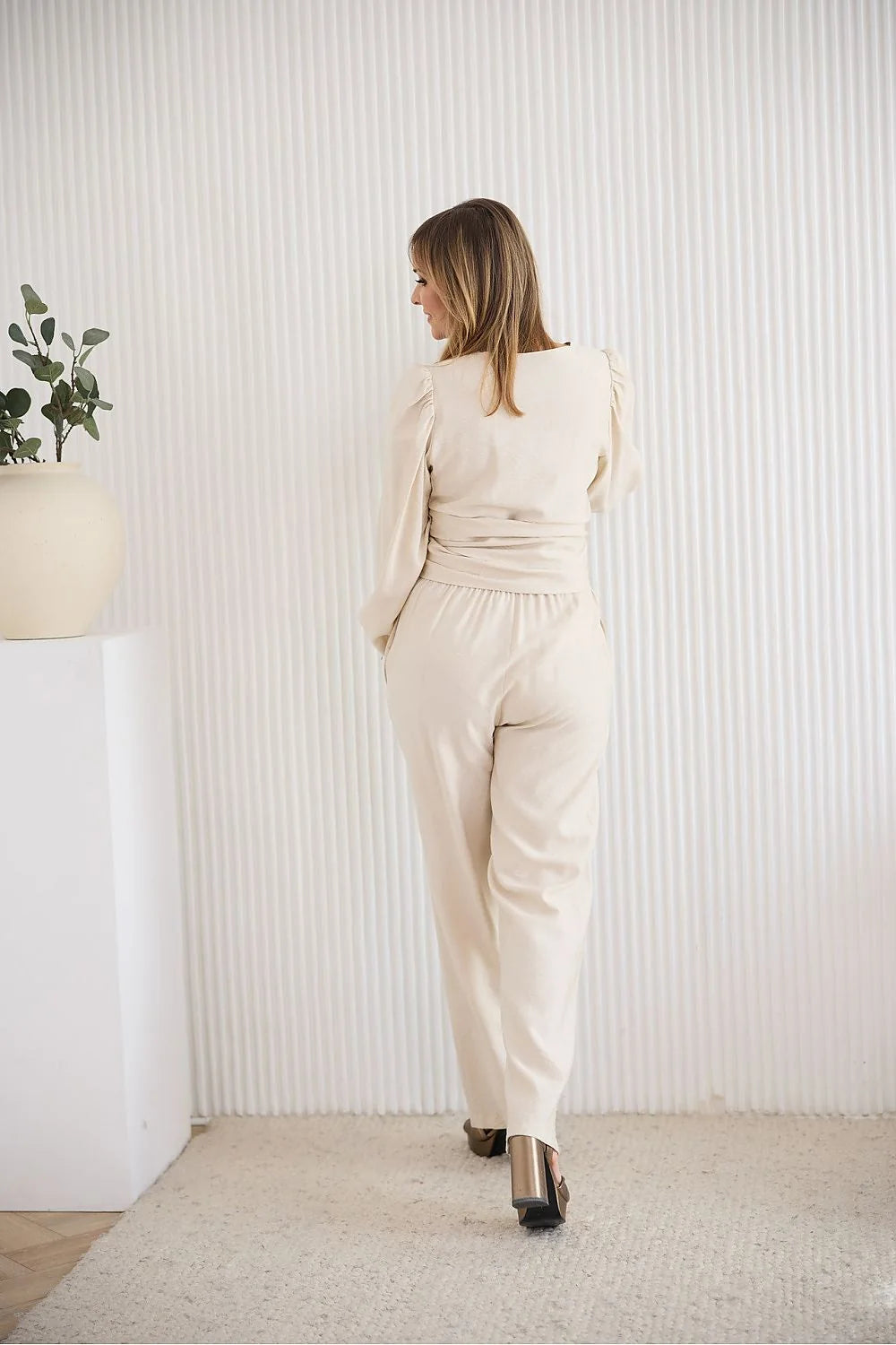 Ensemble La Aurora élégant pour femme en tissu doux couleur beige clair, haut ajustable, pantalon large, style intemporel, occasion professionnelle ou décontractée
