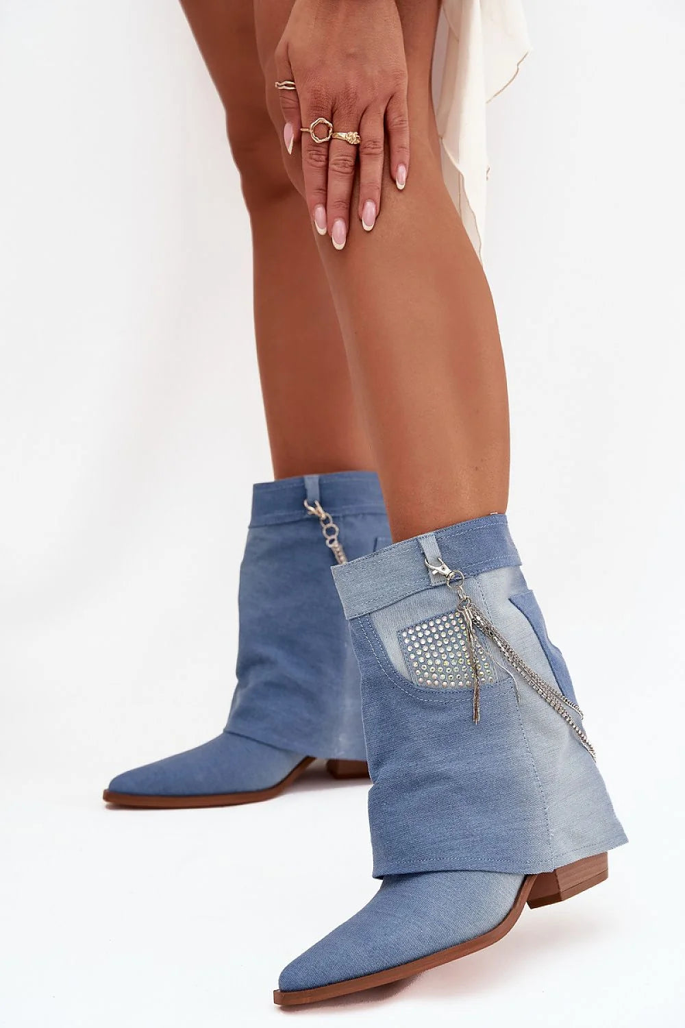 bottines denim bleu pointu talon pilier stable tige mimollet froncée revers chaîne argentée détachable pampille strass bohème chic féminin tendance