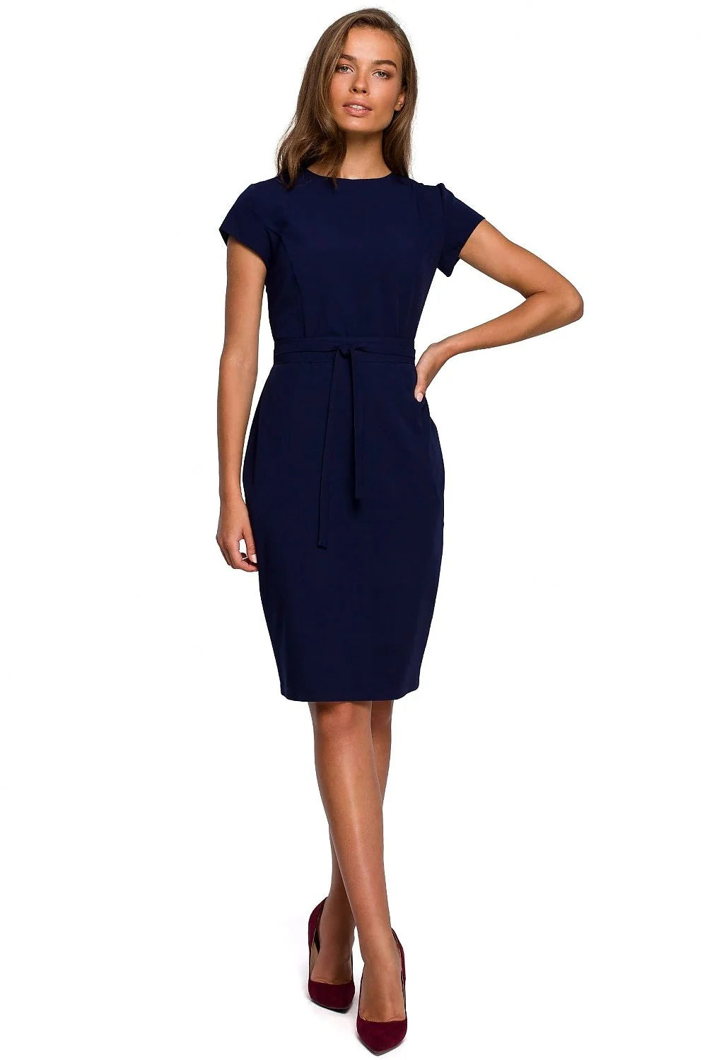 Robe élégante satinée rouge vif coupe ajustée manches courtes ceinture style chic professionnel