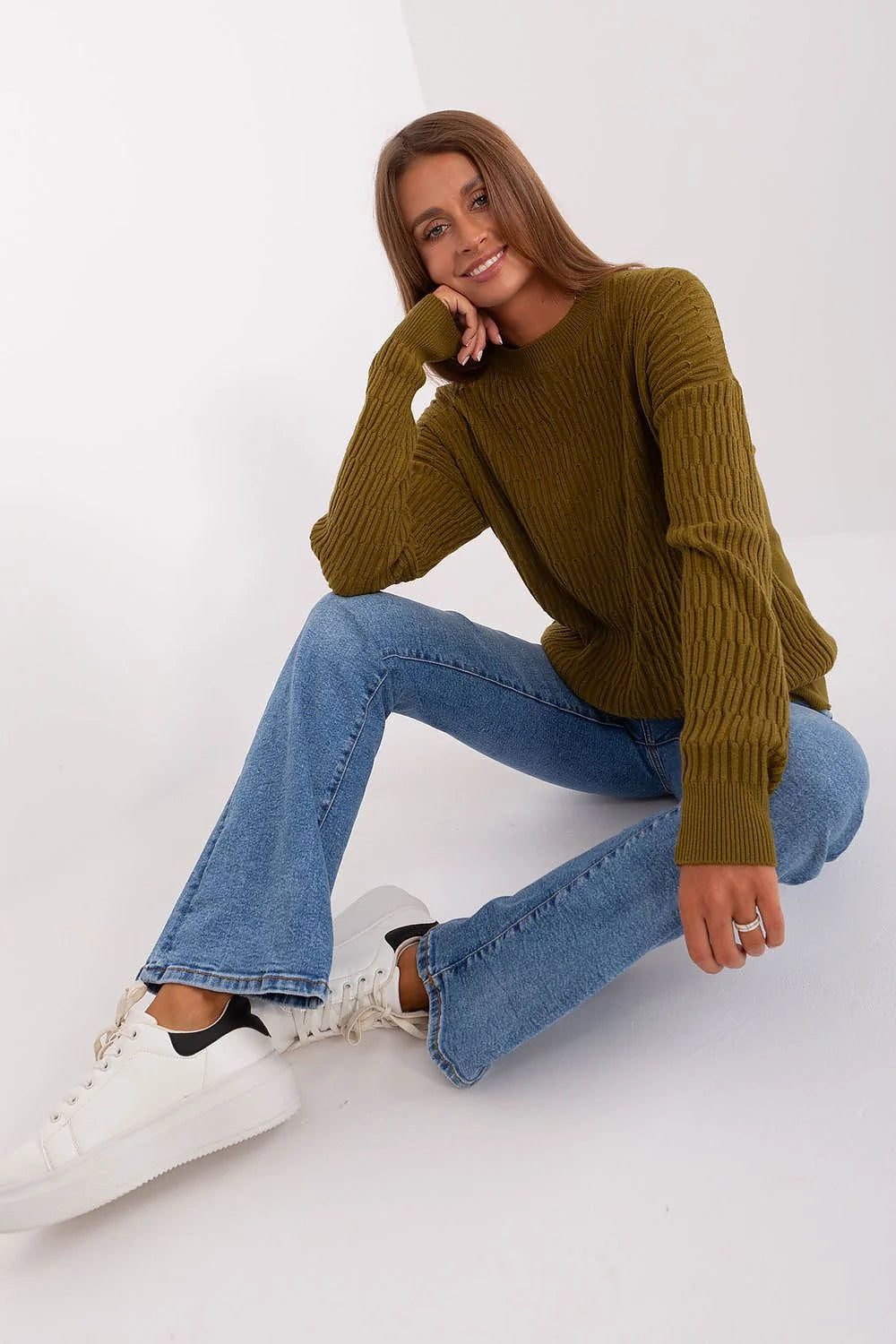 Pull élégant pour femme manches longues couleur kaki matière tricotée texture relief style casual-chic polyvalent