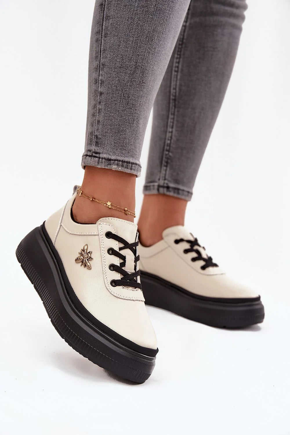 chaussures femme basses Vinceza cuir naturel crème lacets derby casual chic plateforme épaisse semelle noire crantée antidérapante boucle dorée abeille