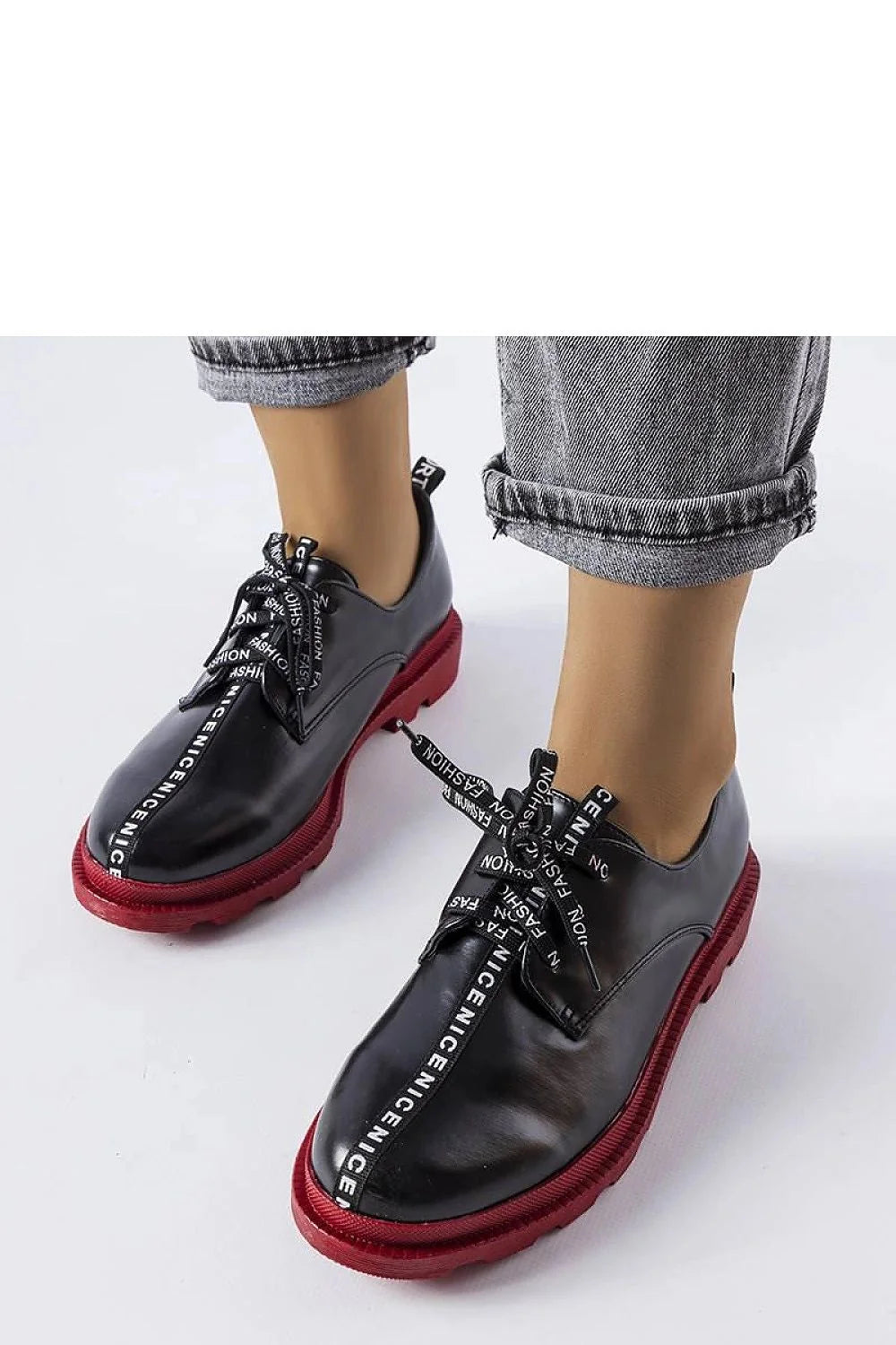 Chaussures basses design moderne audacieux cuir noir semelle rouge plateforme carrée talon plat femme