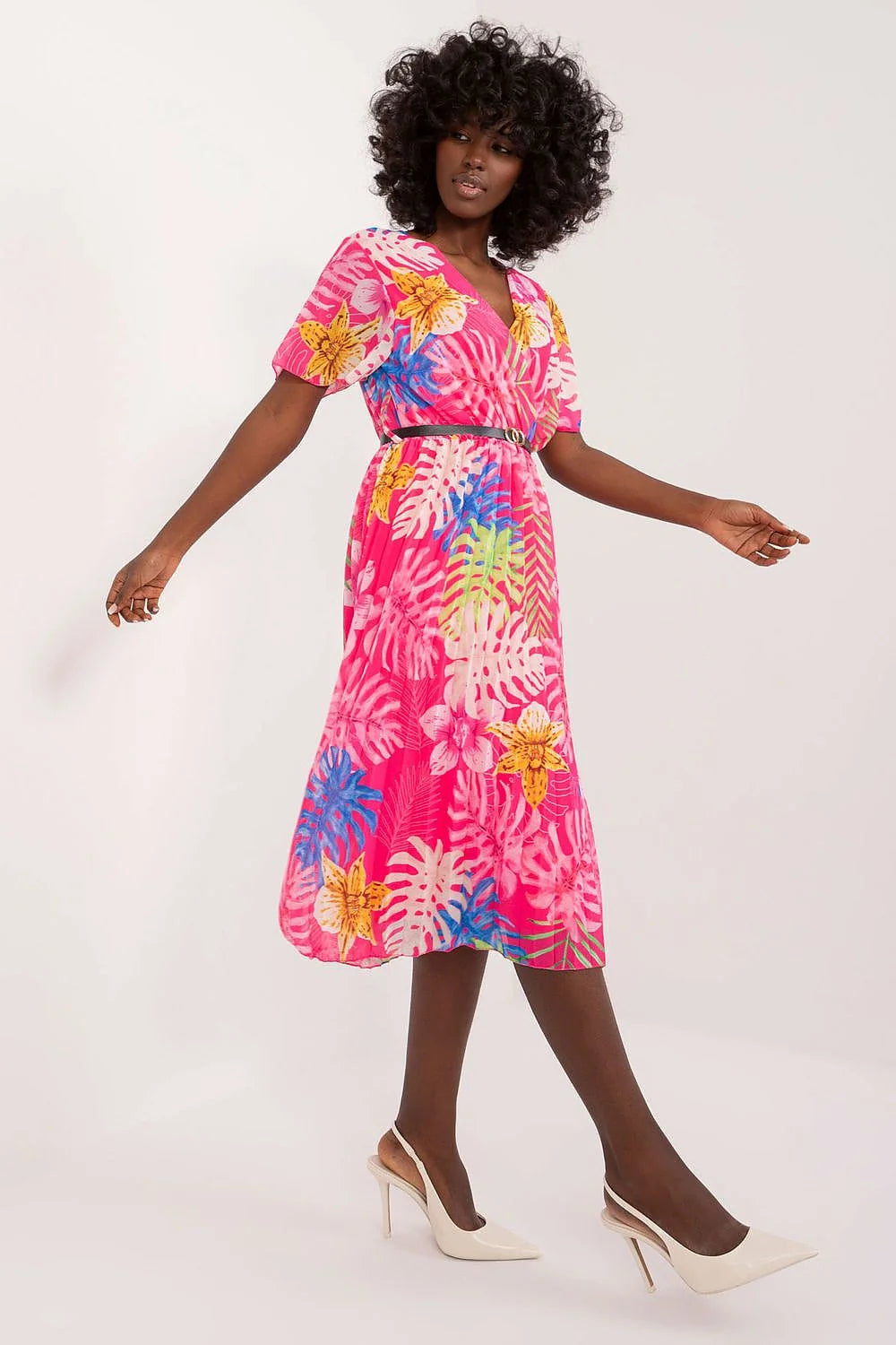 robe midi été imprimé tropical fuchsia floral feuilles vert bleu décolleté v cachecoeur manches kimono taille marquée ceinture fine noire