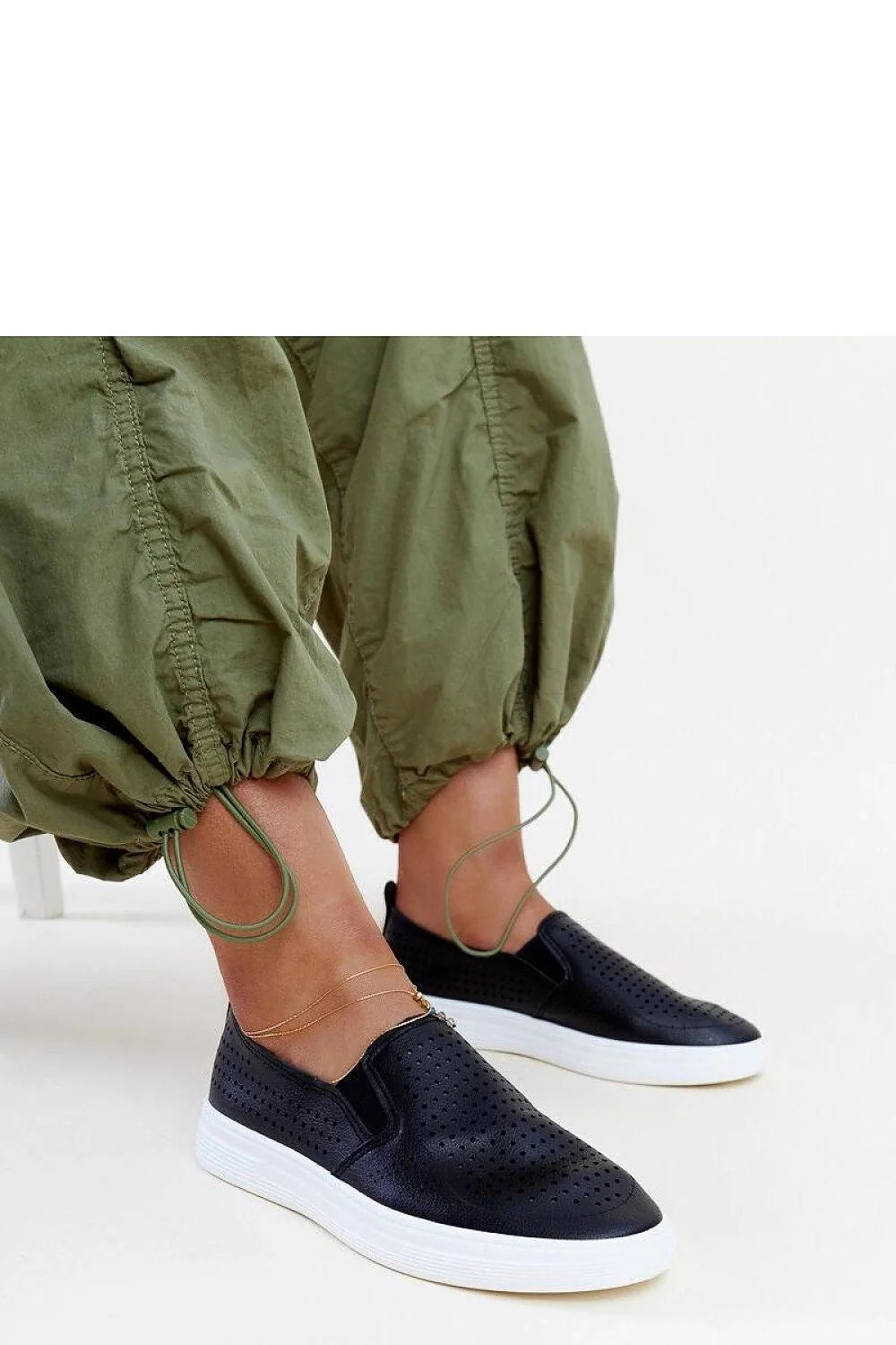 baskets femme Solea noires ajourées cuir synthétique slipon respirantes semelle blanche caoutchouc plateforme amortie confort urbain