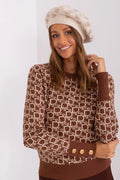 Pull tricot femme motifs lettres formes géométriques couleurs contrastées brunes claires beige coton cashmere beret bijoux dorés style moderne vintage casual semi-formel