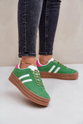 baskets femmes plateforme compensée semelle gomme marron tige suédine verte bandes latérales blanches empiècement talon fuchsia lacets verts col rembourré
