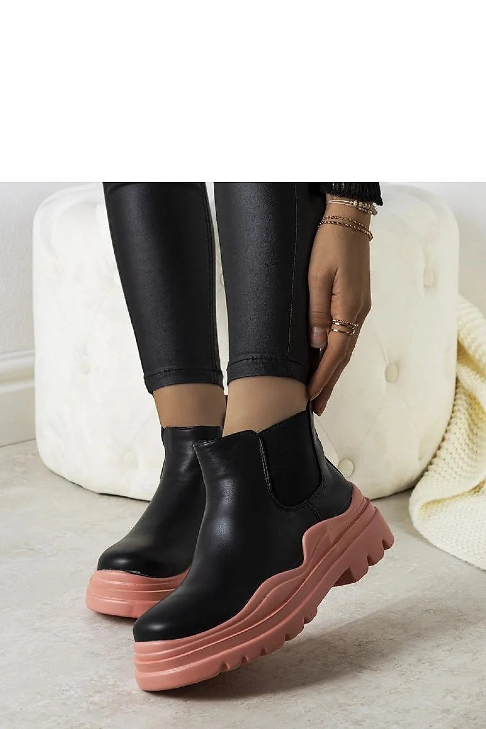 bottines chelsea femme cuir vegan noir semelle rose épaisse crantée antidérapante confortable cheville élastiques latéraux tirette urbaine audacieuse