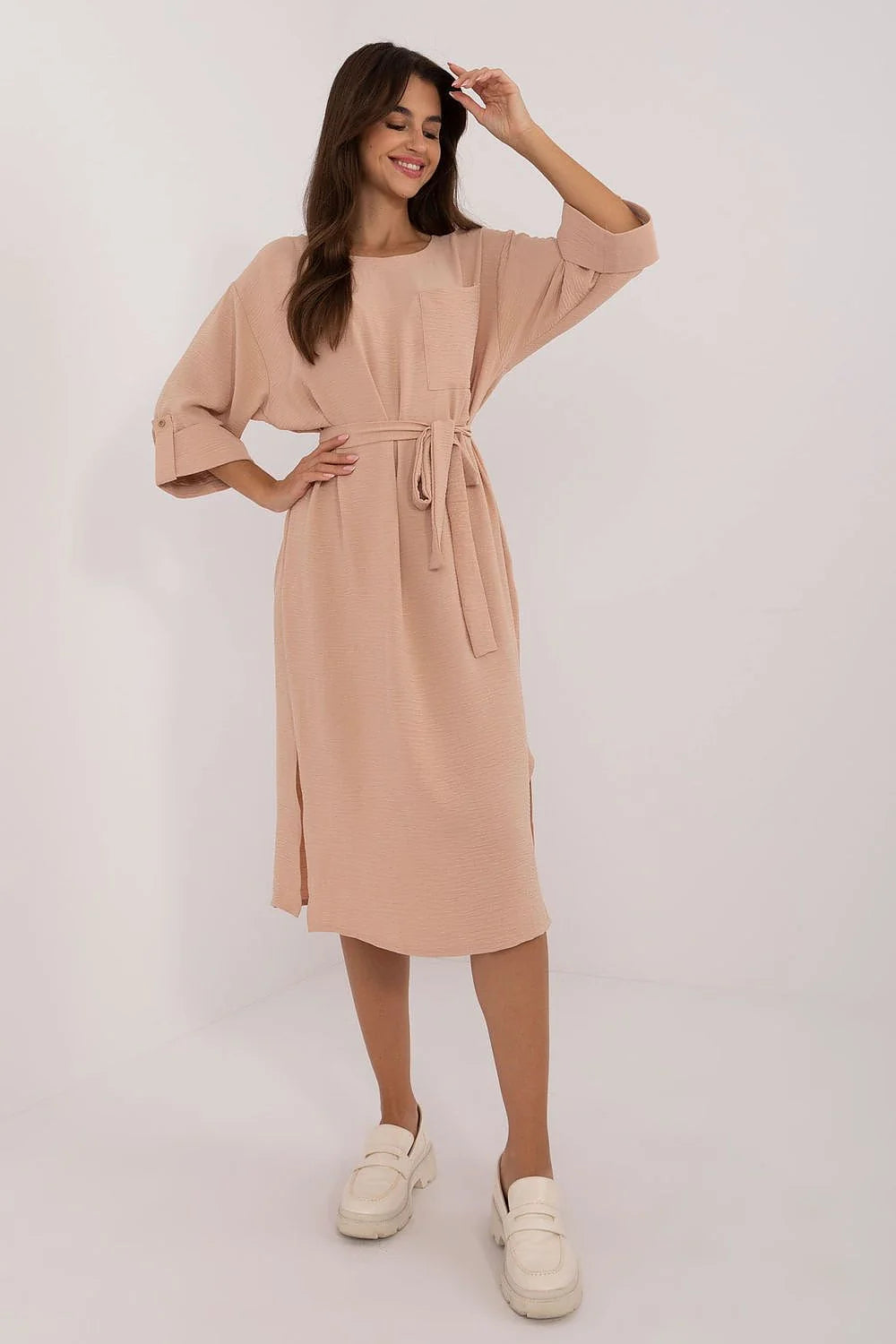 robe midi femme ceinturée beige rosé coupe droite oversized manches troisquarts encolure ronde crêpé texturé confortable poche poitrine
