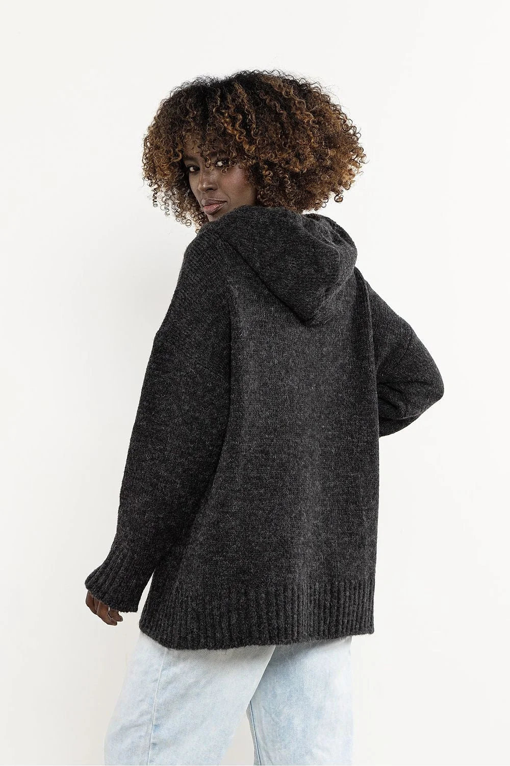 femme pull capuche oversize maille bouclée gris anthracite manches longues poche kangourou bords côtes larges chaud doux respirant durable minimaliste