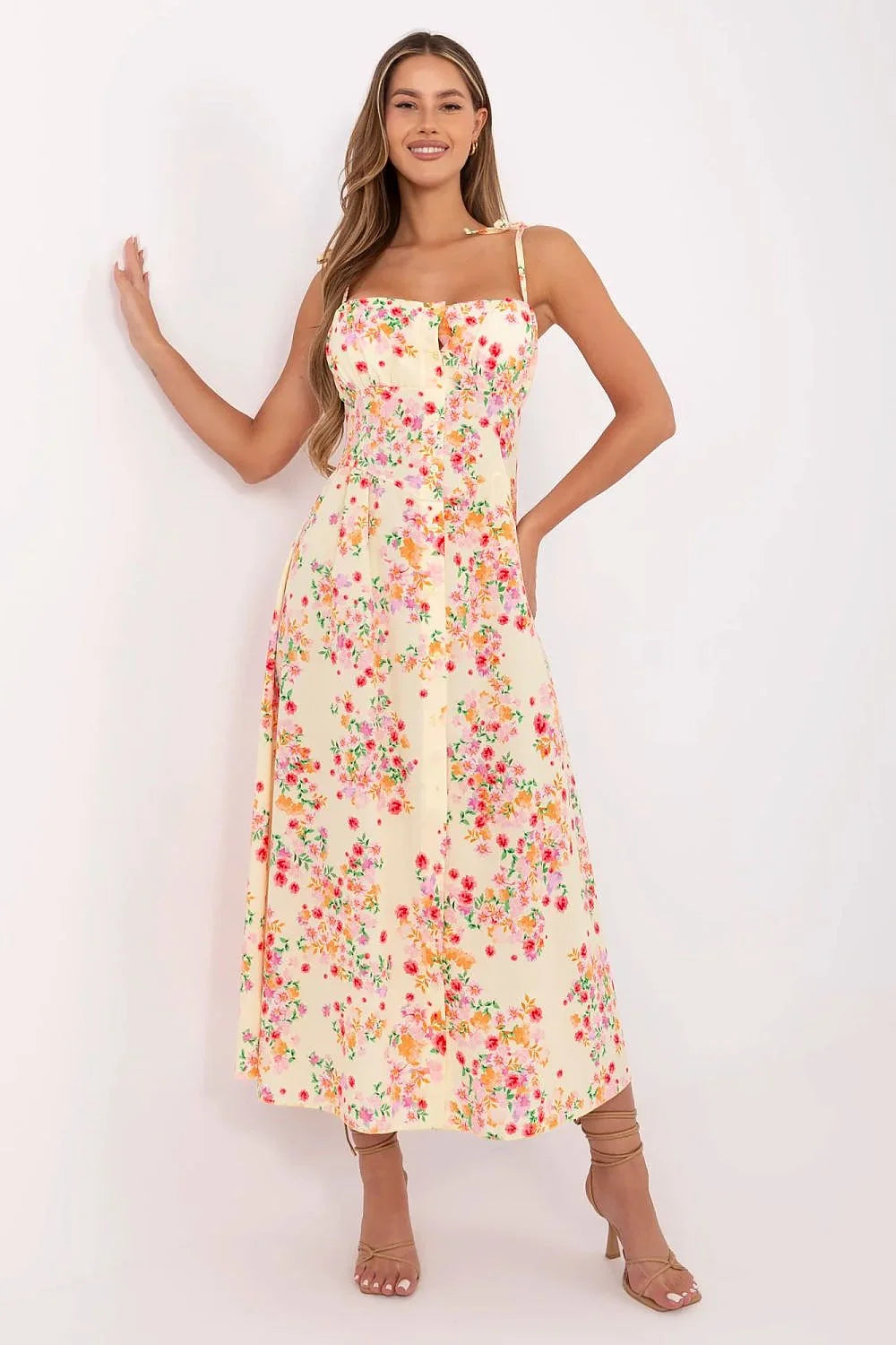 Robe féminine élégante style estival longueur midi motif floral multicolore couleur crème bretelles à nouer taille corset ajustable femme
