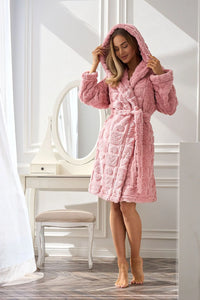 peignoir femme capuche rose microfibre pelucheuse gaufré géométrique ceinturé taille manches longues longueur genou matelassée confortable cocooning poches latérales chaude