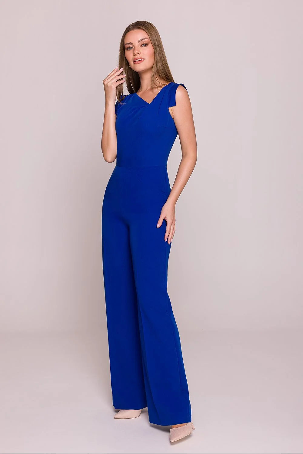 Combinaison moderne pour femme sans manches bleu cobalt coupe ajustée en V épaules structurées jambes évasées occasions élégantes