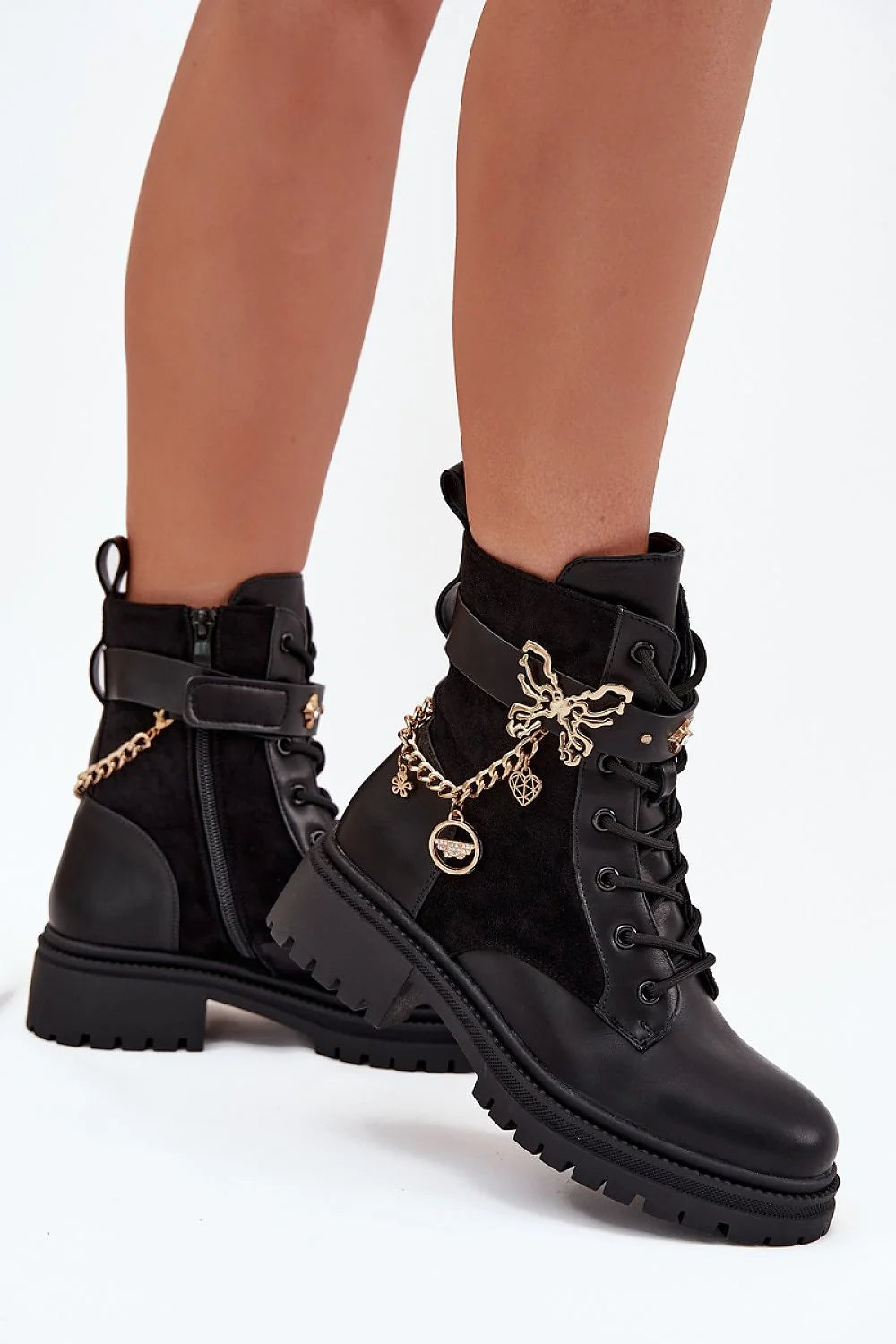 bottines femme similicuir noir cheville doublées fourrure synthétique chaîne dorée pendentifs sangle ornements amovible bout rond semelle crantée plateforme