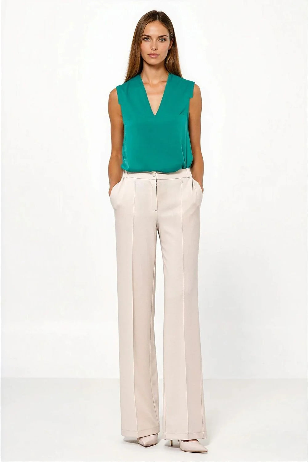 blouse viscose satinée soyeuse vert émeraude décolleté profond épaules découpées coupe droite légèrement cintrée tombé élégante office chic