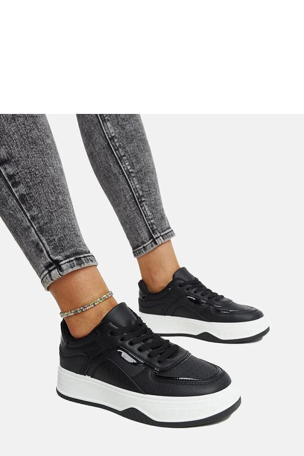 Baskets urbaines contemporaines femmes cuir synthétique noir semelle épaisse blanche design moderne tendance style décontracté