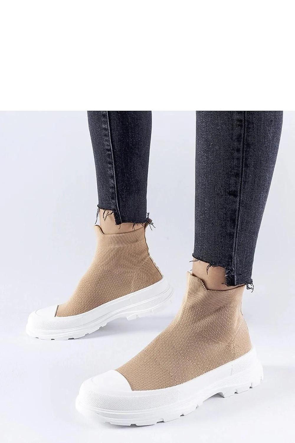 baskets femmes moderne minimaliste chaussette montante maille tricot extensible respirante beige semelle blanche epaisse crantee antiderapante amortissante maintien