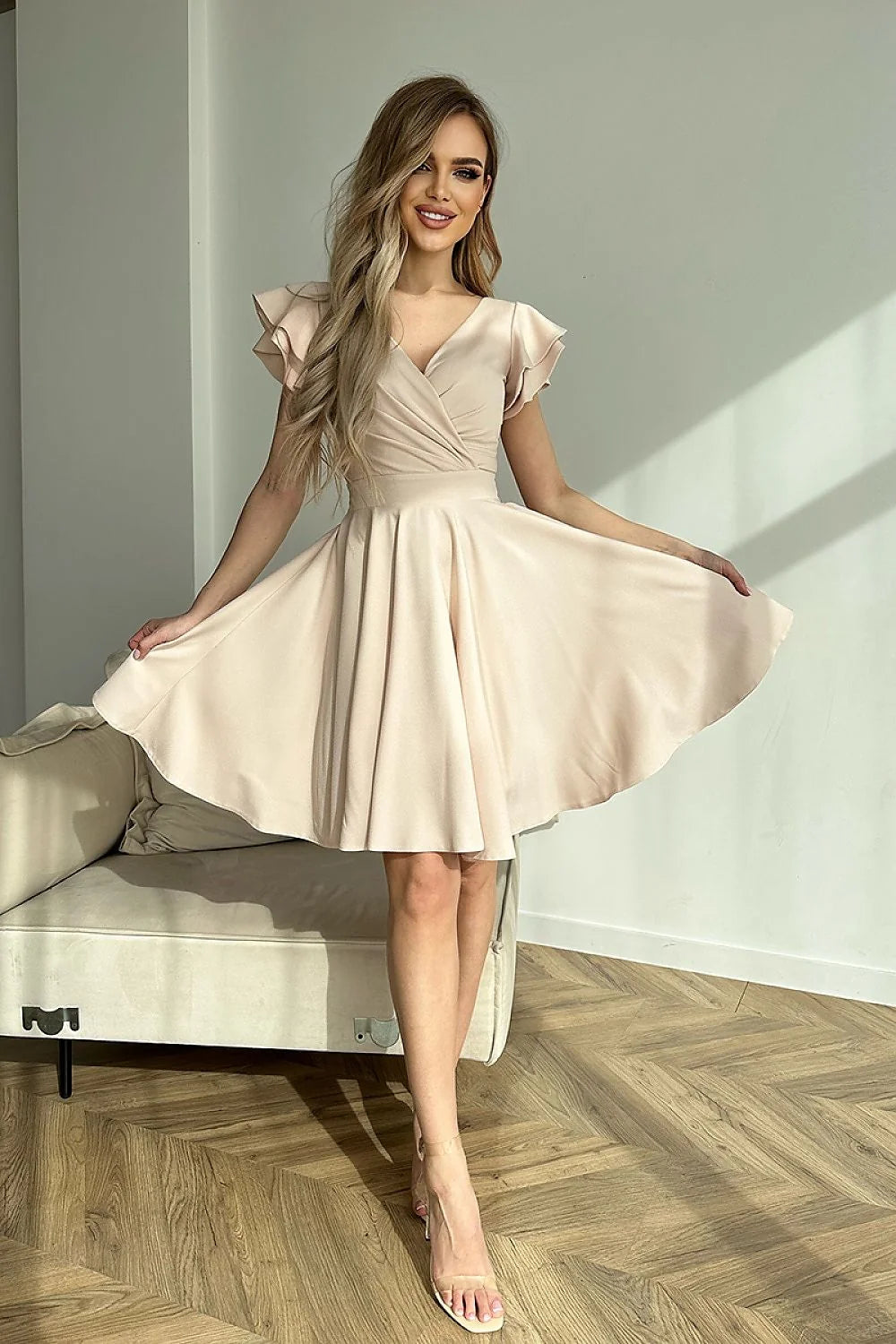Robe cocktail féminine élégante en soie satinée couleur rose pâle V-neck manches volantées taille ajustable femme