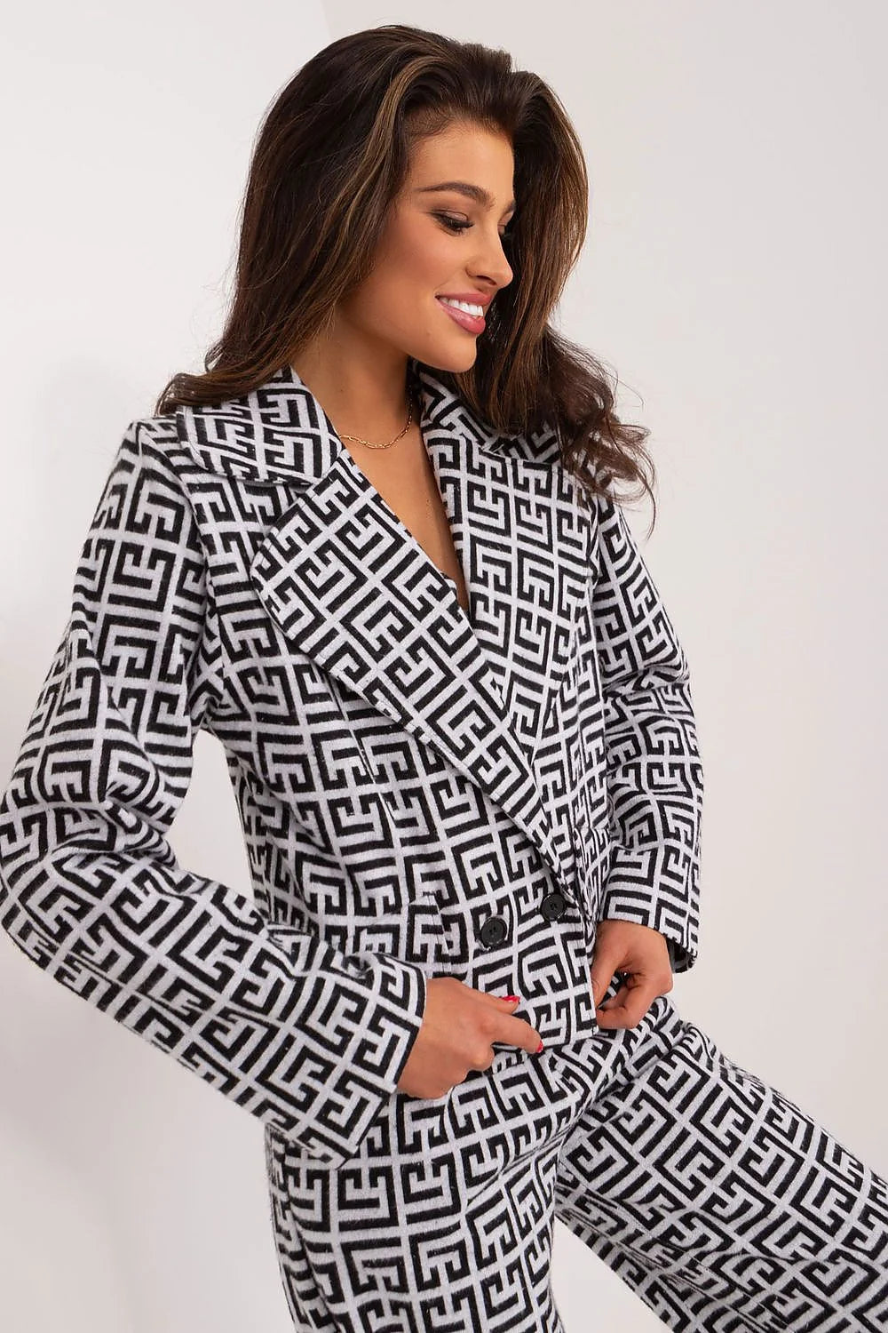 Veste Lakerta blazer femme style tailleur moderne motif géométrique noir et blanc manches longues coupe ajustée occasion professionnelle