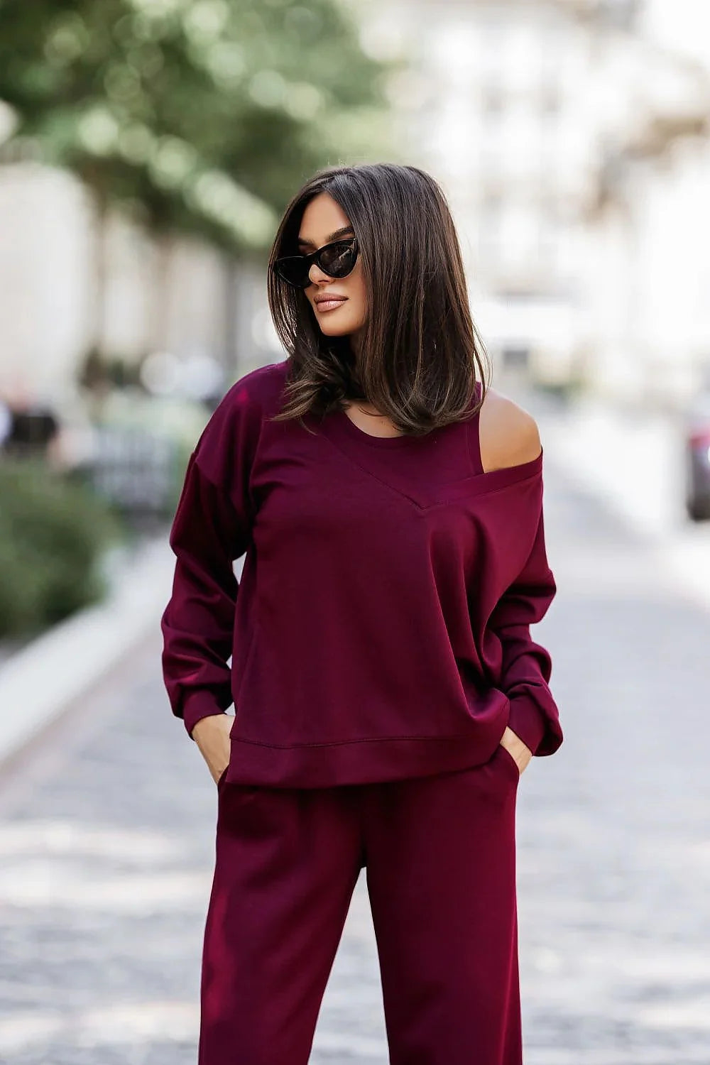 ensemble femme bordeaux sweat oversize colV asymétrique épaule dénudée débardeur colrond pantalon taillemihaute ceintureélastique cordon poches latérales jambes légèrement évasées