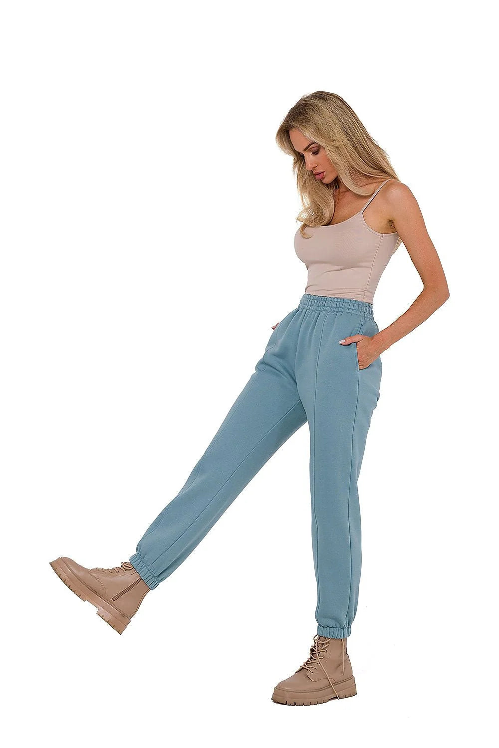 Ensemble mode femme décontracté chic tank top beige nude jogger bleu ciel bottines beige taille haute élastique confortable