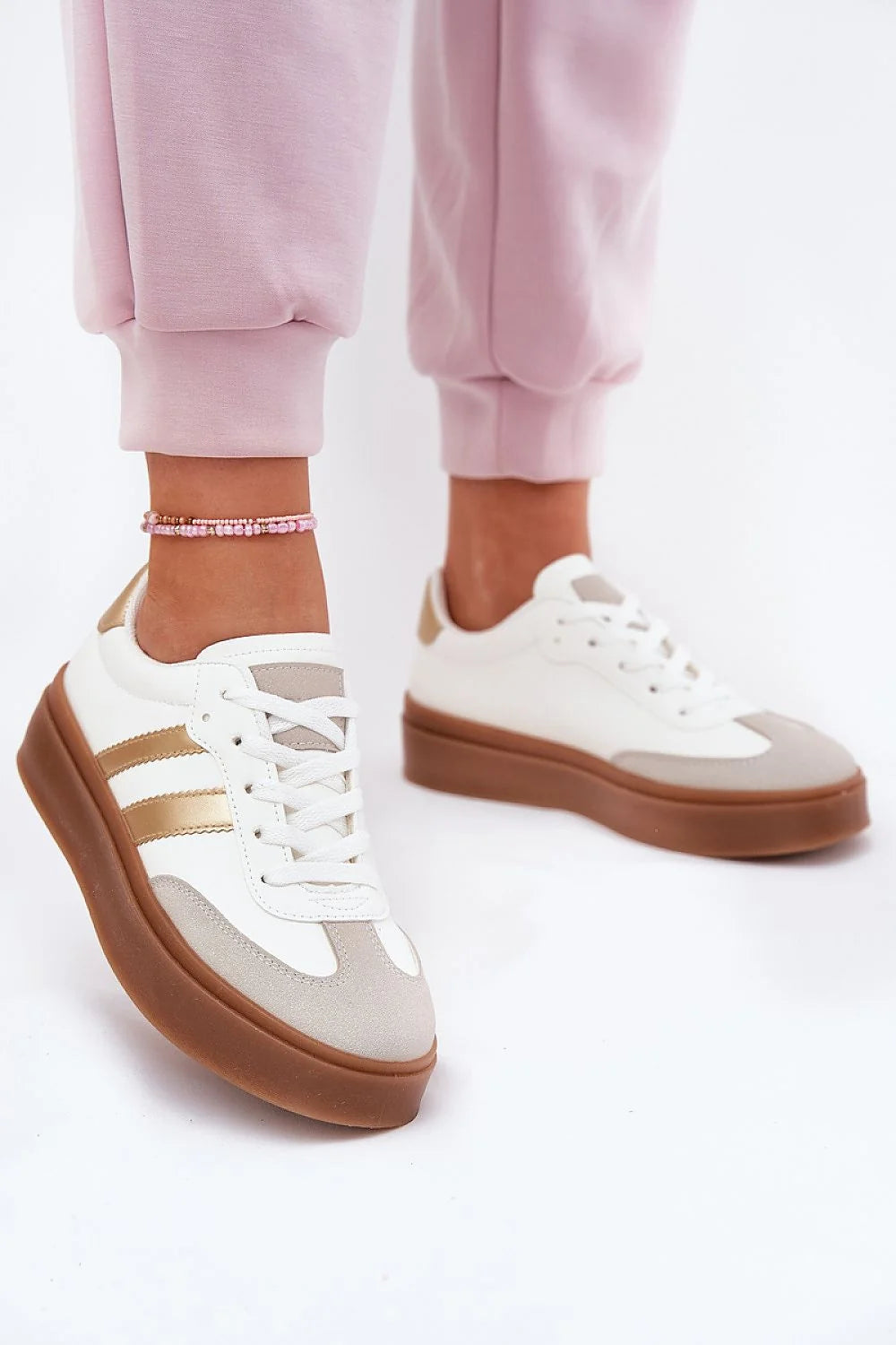 Chaussures de sport design moderne élégant pour femmes cuir synthétique daim beige bandes dorées semelle caoutchouc plateforme 3.5 cm