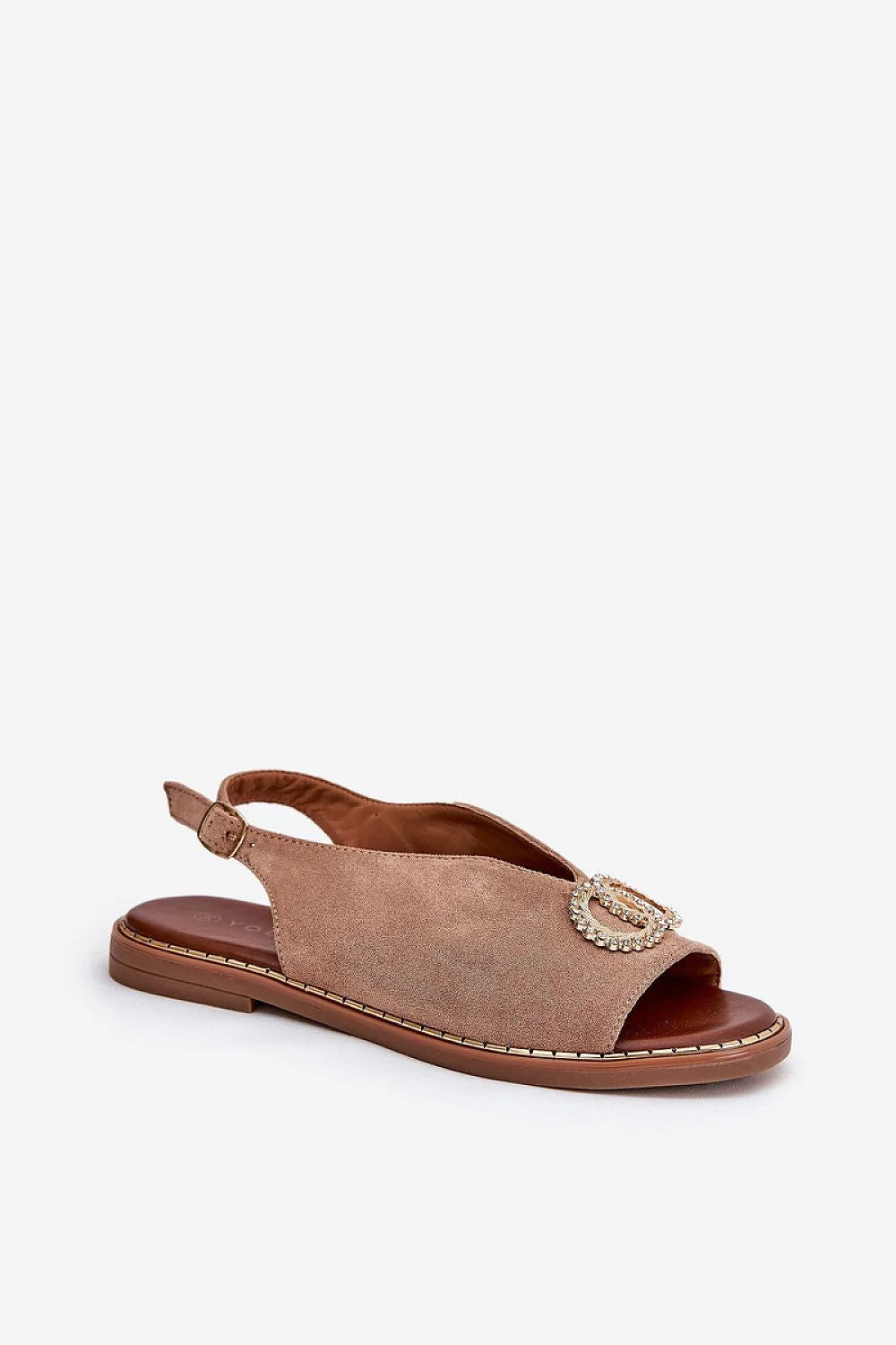 Sandales en daim écofriendly pour femme, style asymétrique, talon plat, sangle réglable, ornement métallique, beige taupe, pantalon floral, tenue élégante, occasion décontractée