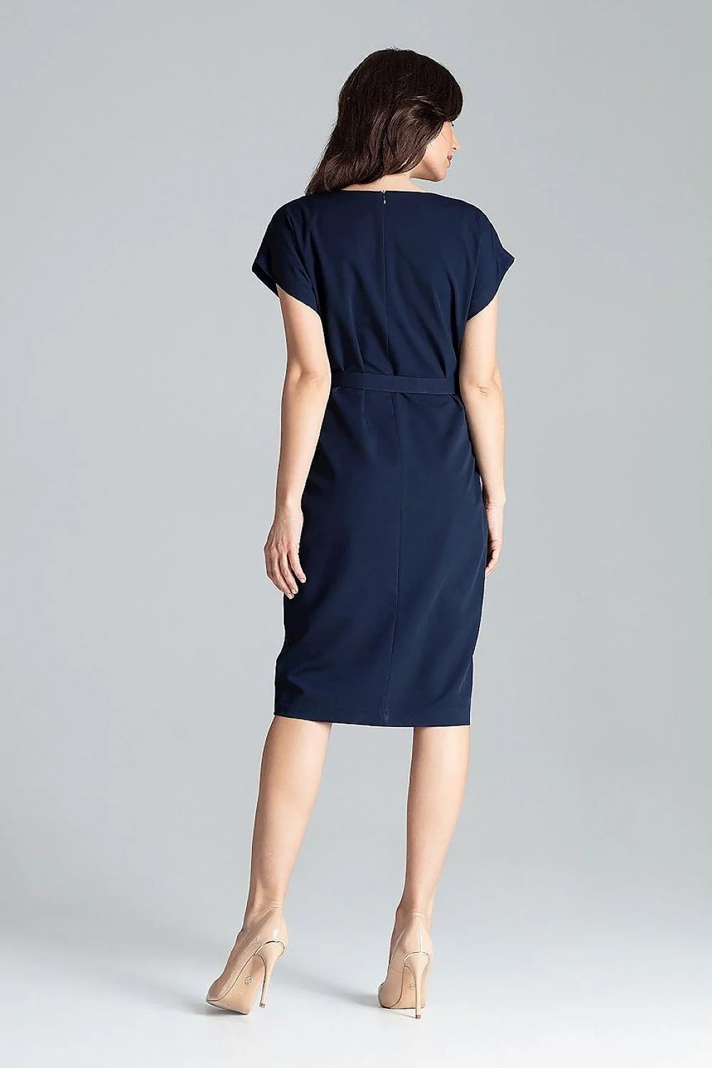 Robe élégante pour femmes en tissu doux rose pâle manches courtes ceinture assortie coupe structurée occasion professionnelle ou semi-formelle