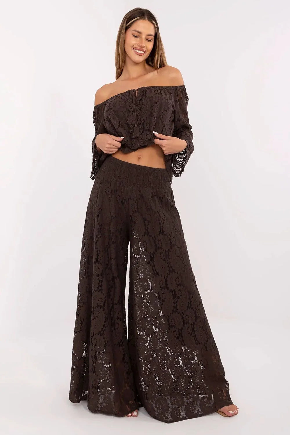 Ensemble de mode féminin élégant en dentelle marron chocolat avec haut dos nu et pantalon large palazzo