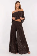 Ensemble de mode féminin élégant en dentelle marron chocolat avec haut dos nu et pantalon large palazzo