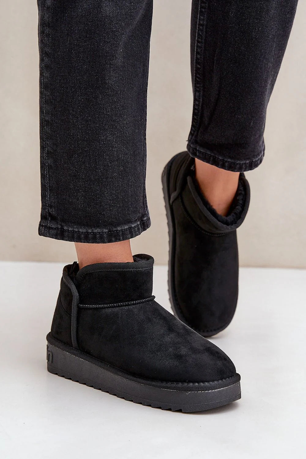 Bottes de neige microfibre pour femmes, style moderne, couleur noire, confort hivernal, semelle caoutchouc, doublure douce, looks élégants, design épuré