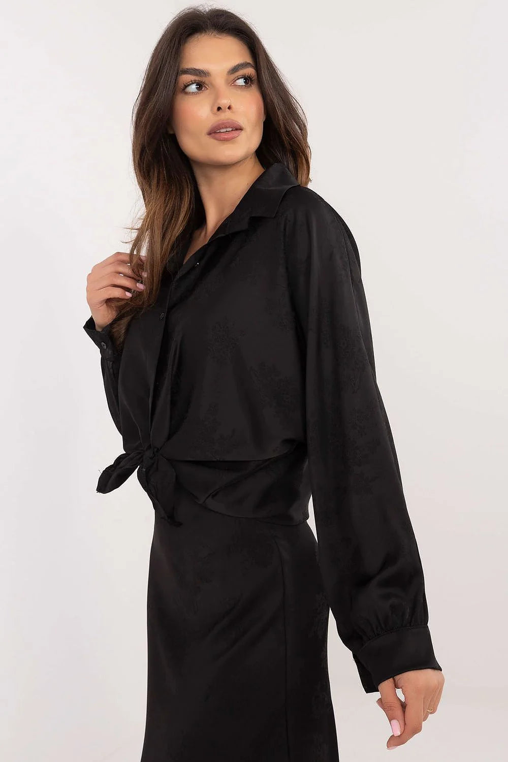 ensemble élégante femme noir chemise nouée taille manches longues bouffantes poignets boutonnés jupe droite cheville satiné soyeux motifs discrets fluide
