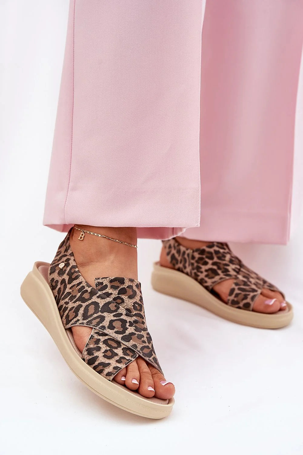 sandales femmes modernes casual motif léopard cuir lanières croisées suédé rivet décoratif semelle plateforme mousse épaisse beige confort stabilité estivales