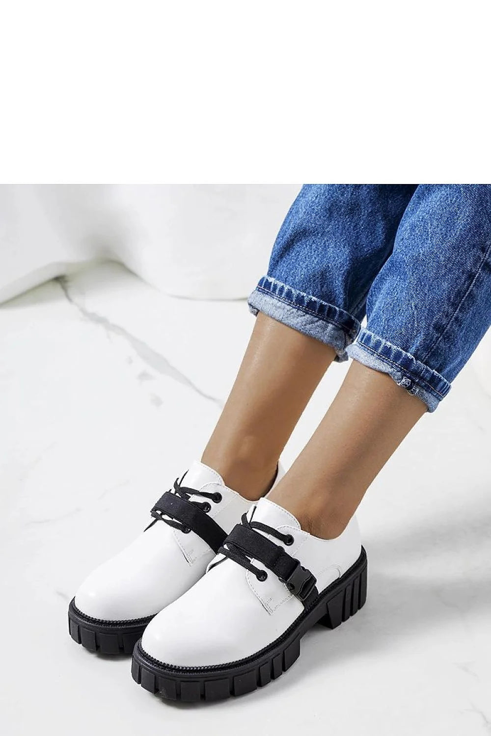 Chaussures basses femmes mode contemporaine cuir blanc semelle épaisse lacets élastiques style urbain confort élégance
